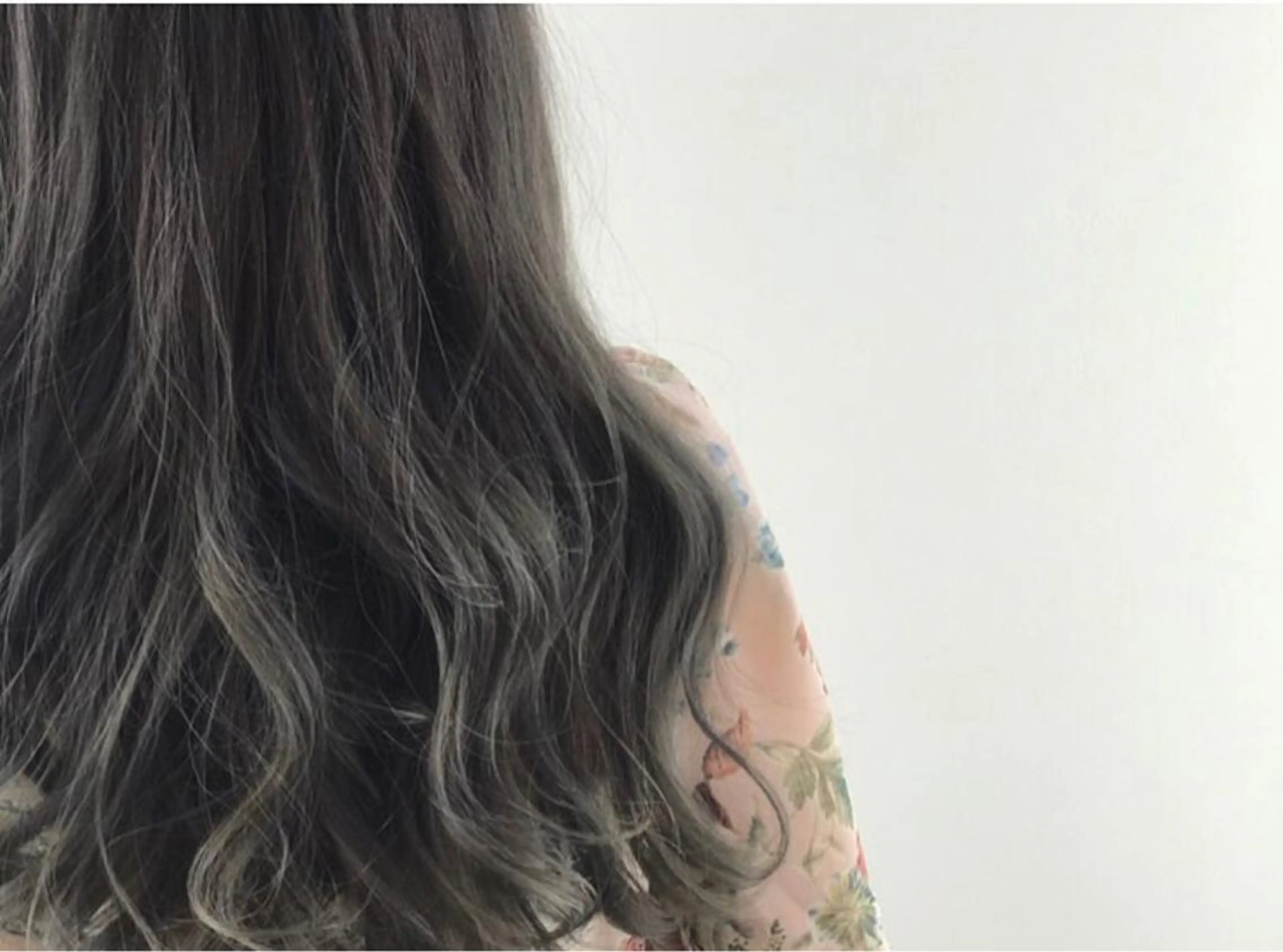 ロング カラー シルバー Strawberry所属・原田 志保のヘアスタイル