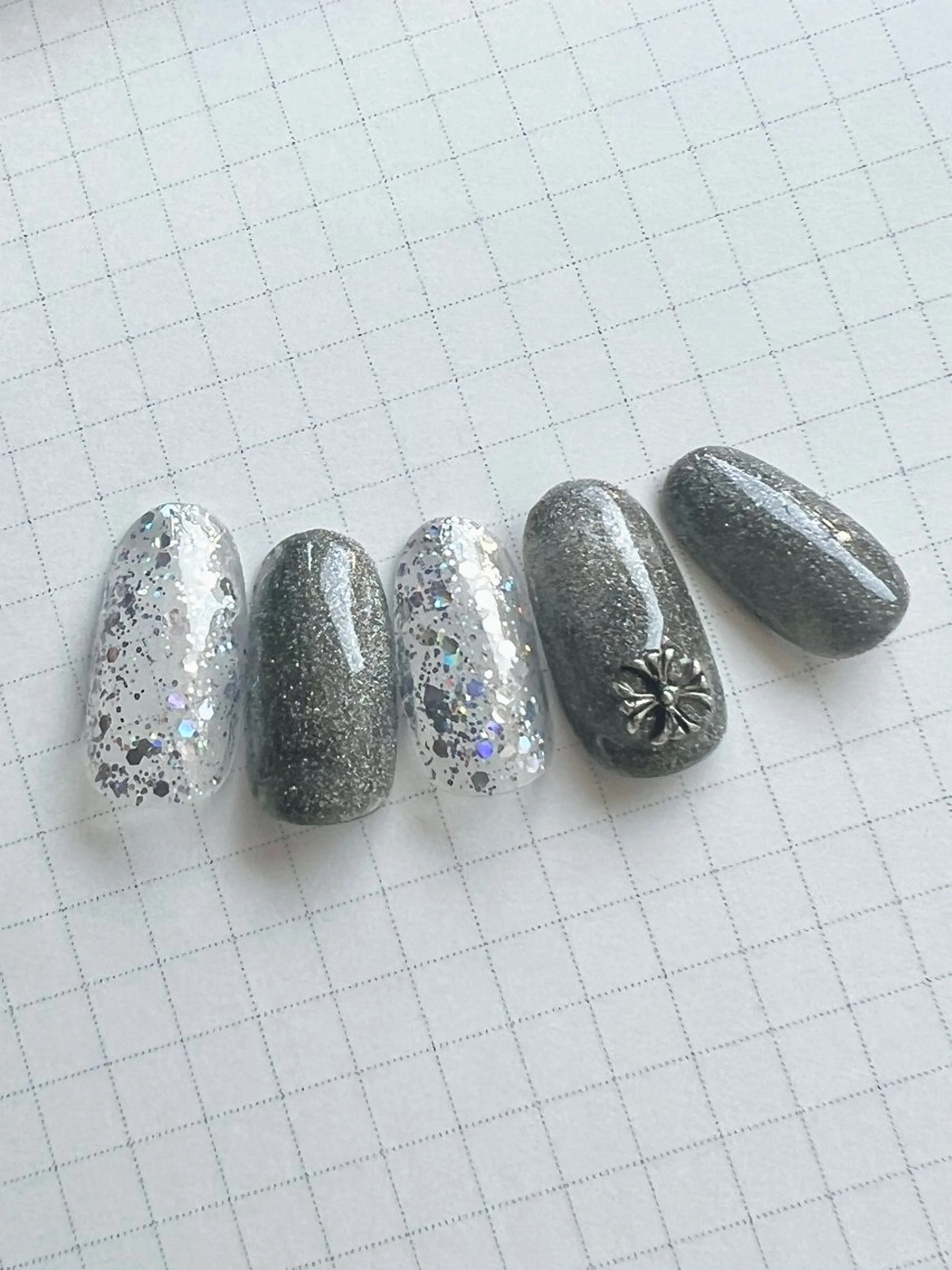 ネイル キャンアイドレッシー六本木店所属・MIKA／耳ツボ ／マグネットネイルのネイルデザイン