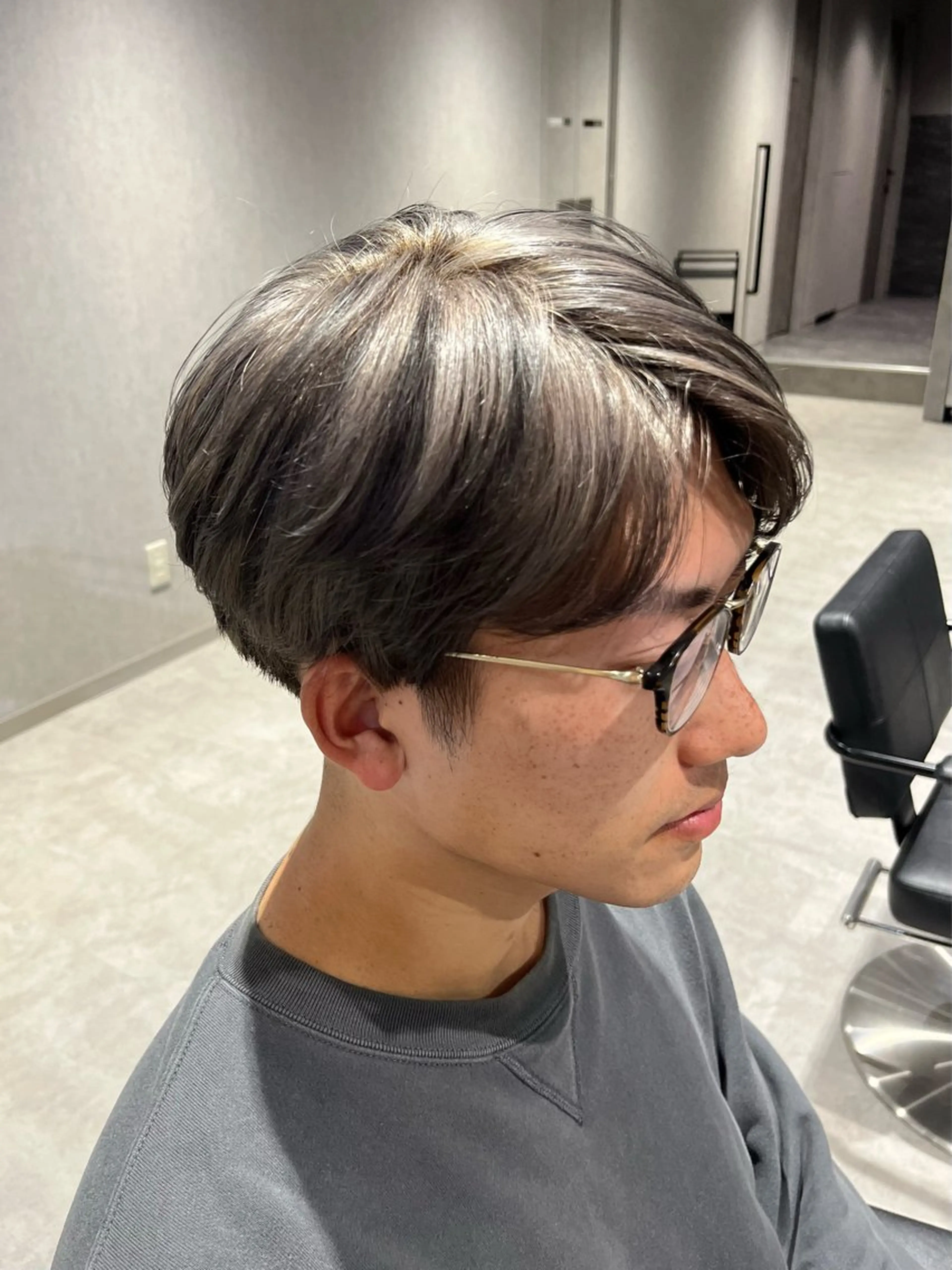 ショート カラー パーマ メンズ メンズハイライト マッシュ メンズパーマ ダークグレー グレージュ カット ヘアカラー トリートメント 【センターパート/ マッシュ】ryokaのヘアスタイル