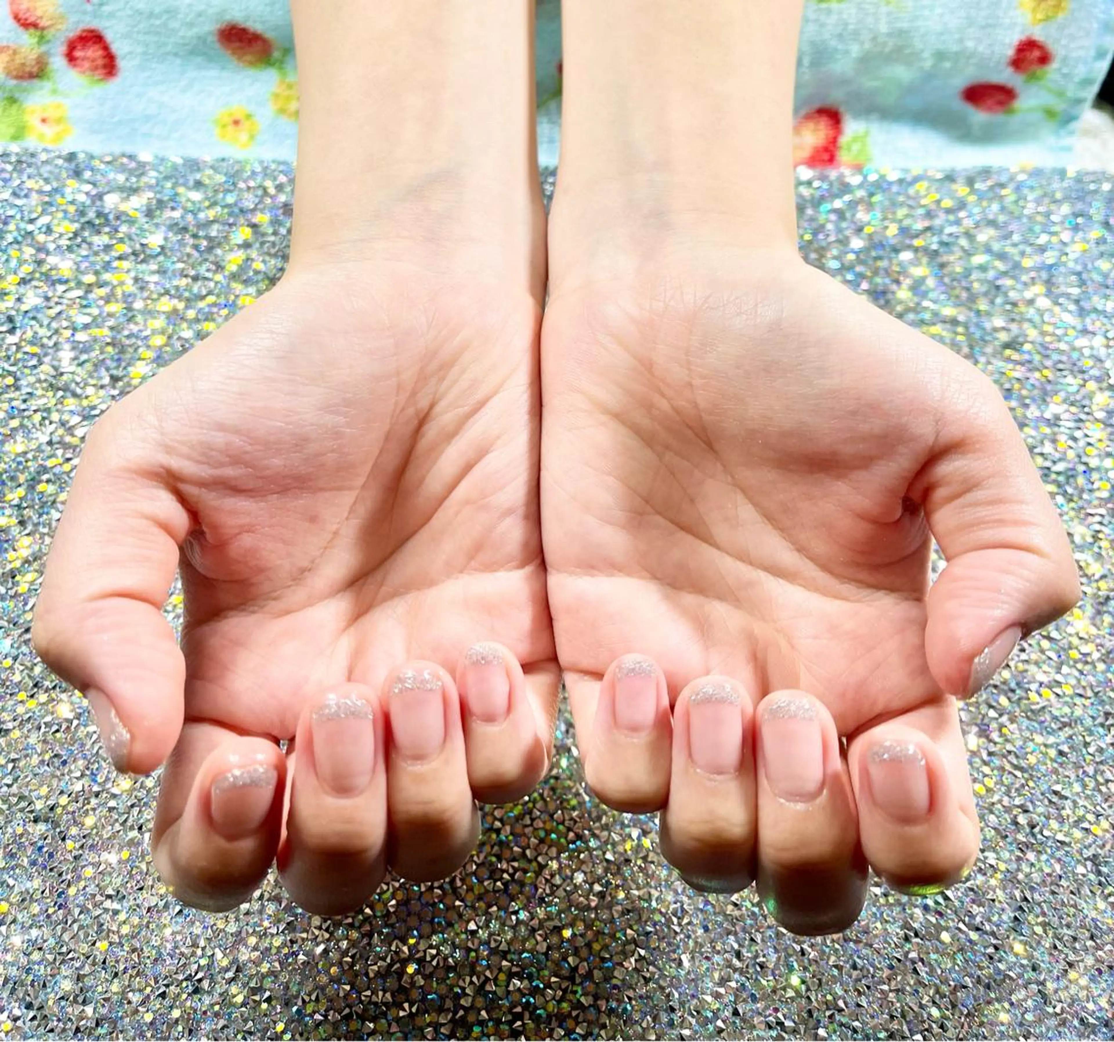 ネイル フレンチネイル キラキラネイル ラメ(グリッター) シルバー ハンドネイル Tairacchi ﾀｲﾗｯﾁのエステ・リラクイメージ