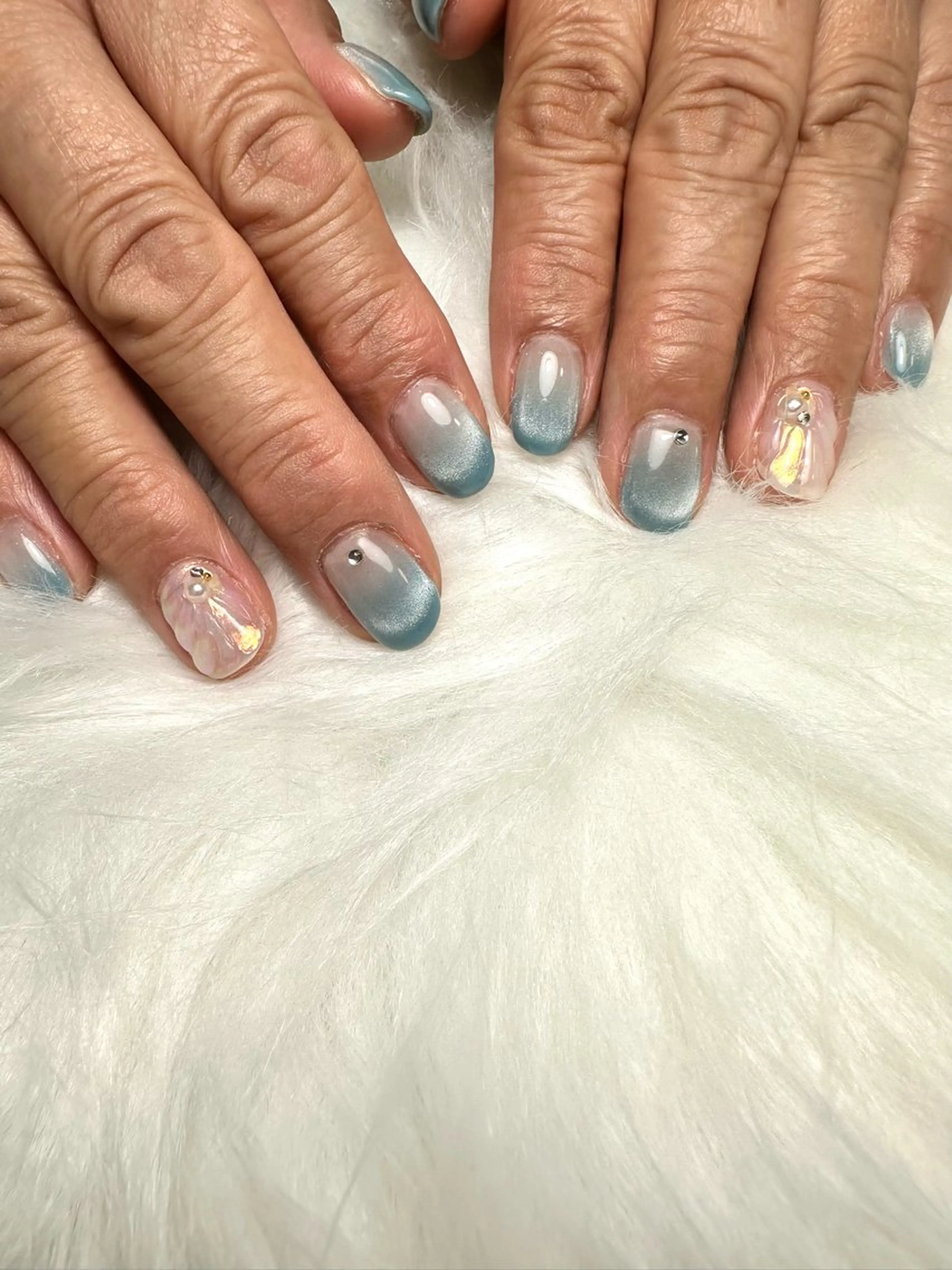 ネイル オーロラネイル キラキラネイル 水色 マグネットネイル ハンドネイル MELLMODE所属・Nakano Kanaのネイルデザイン