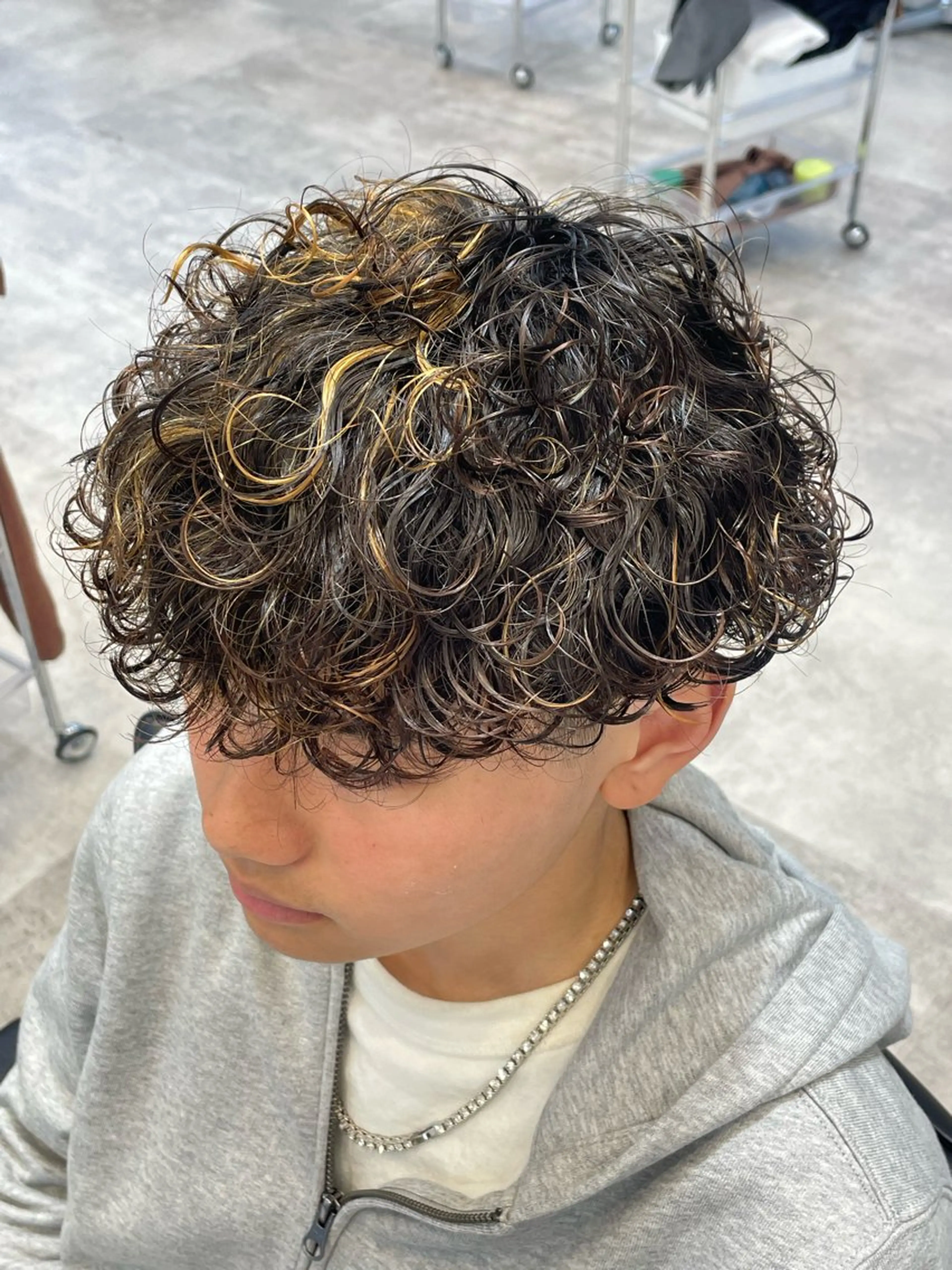 カラー パーマ メンズ メンズハイライト メンズパーマ プードルパーマ 波巻きパーマ ハイライトカラー カット ヘアカラー パーマ fifth 武正 琉生のヘアスタイル