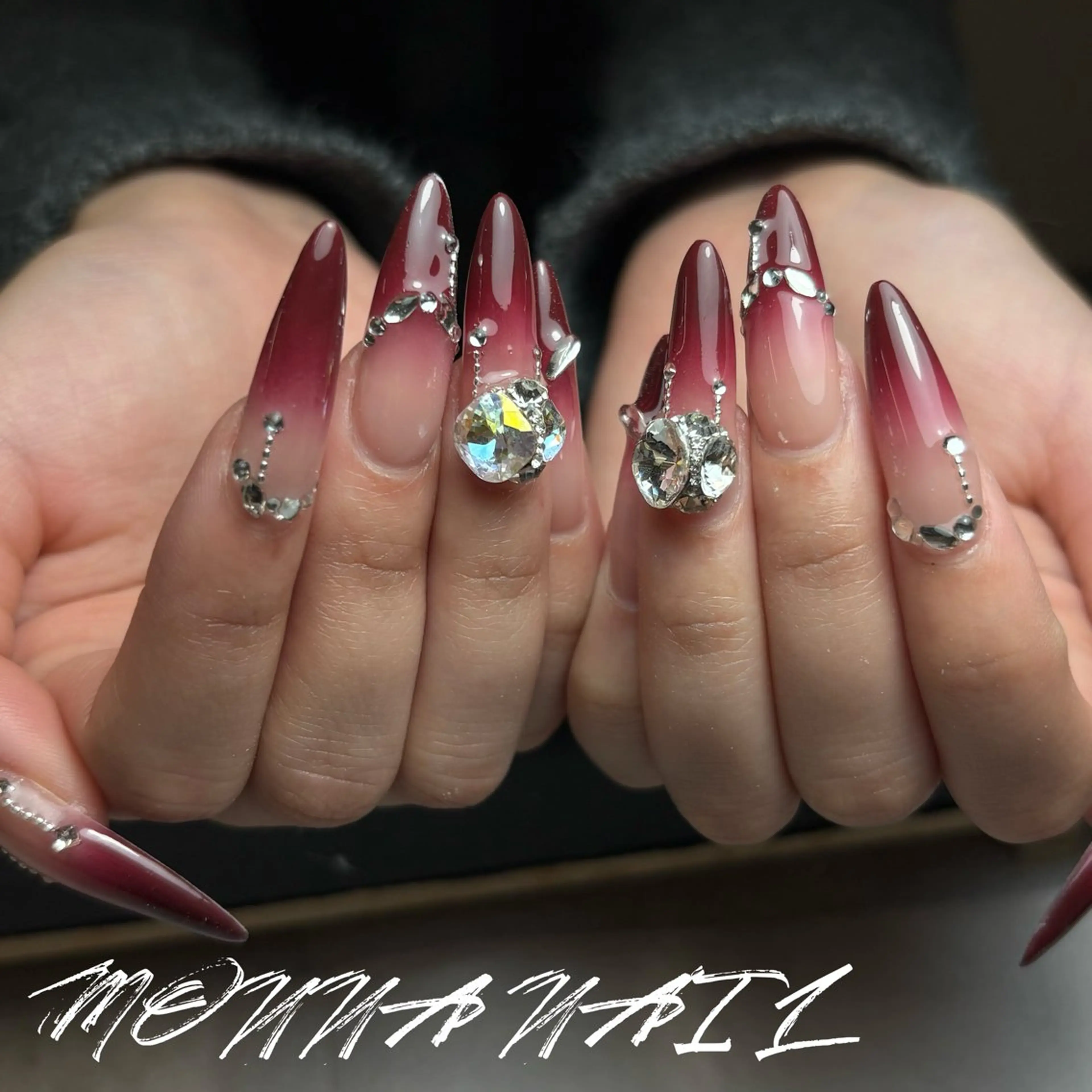 ネイル ジェルネイル グラデーション ロングネイル 赤色 ハンドネイル モンナ CCのネイルデザイン