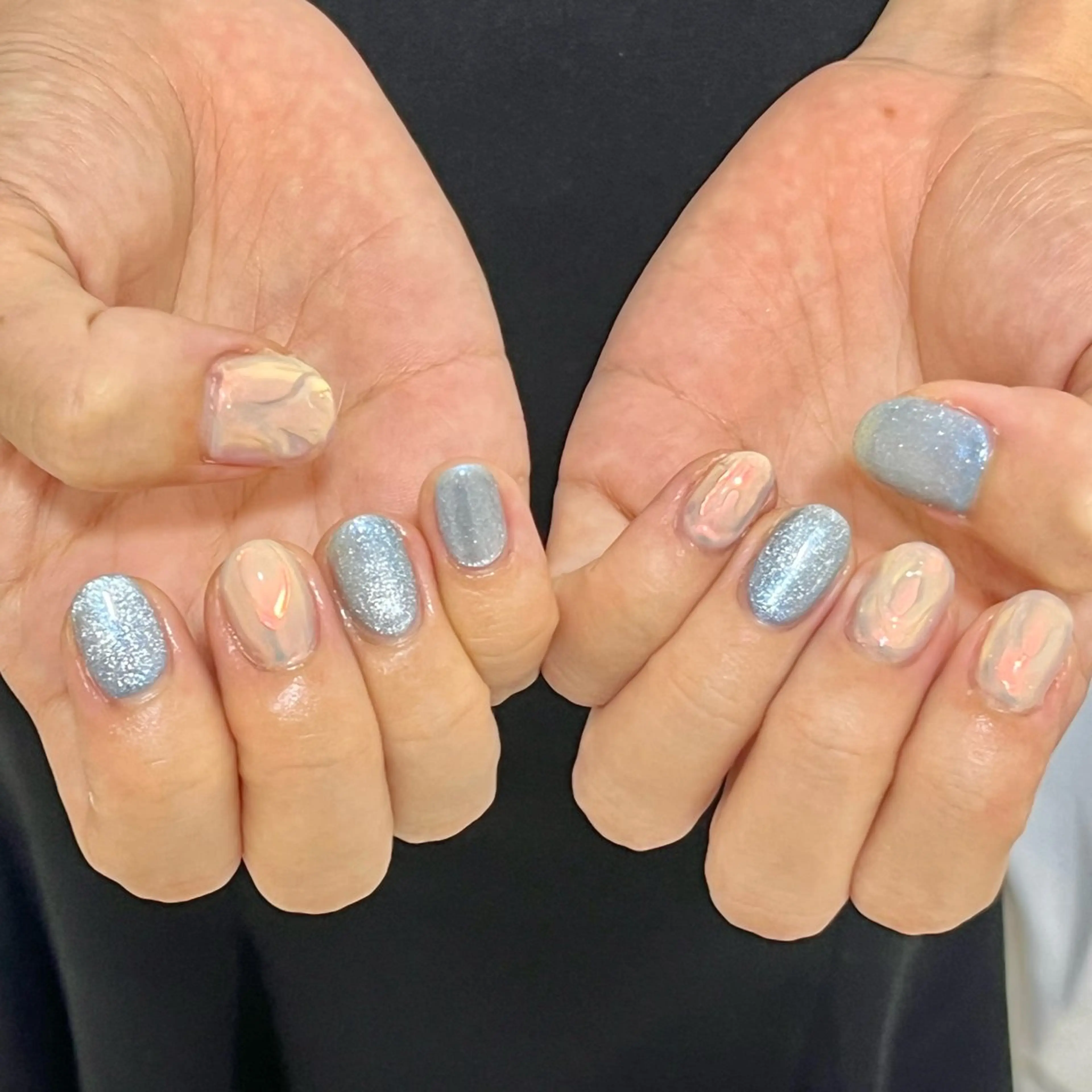 ネイル オーロラネイル 水色 ニュアンスネイル ぷっくりネイル ハンドネイル Bianca TORII🌞のネイルデザイン