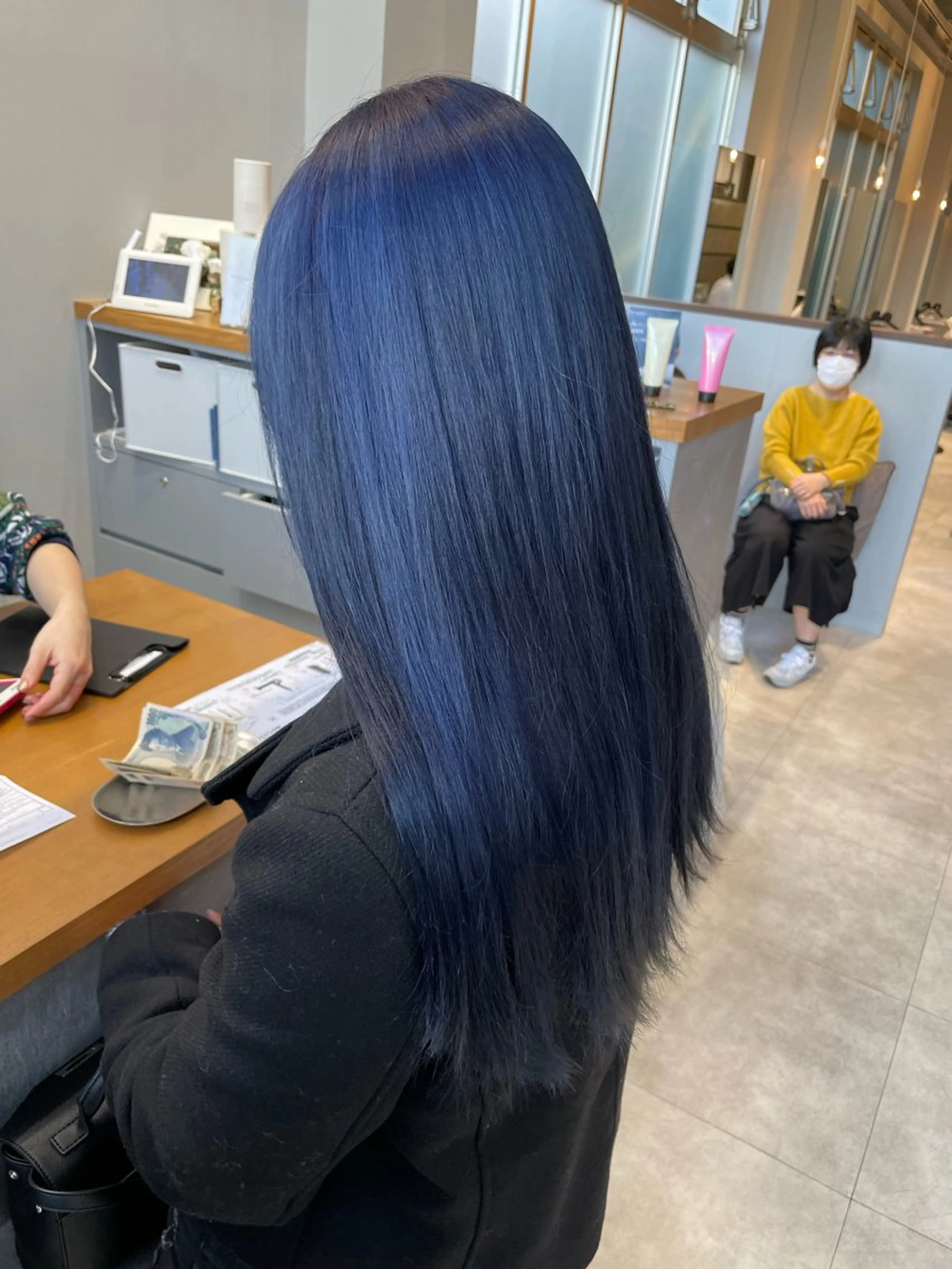 ロング カラー ブリーチ ネイビーカラー カット ヘアカラー エマ ピボット 中川店所属・富原崇太/切りっぱな しボブ/透明感カラーのヘアスタイル