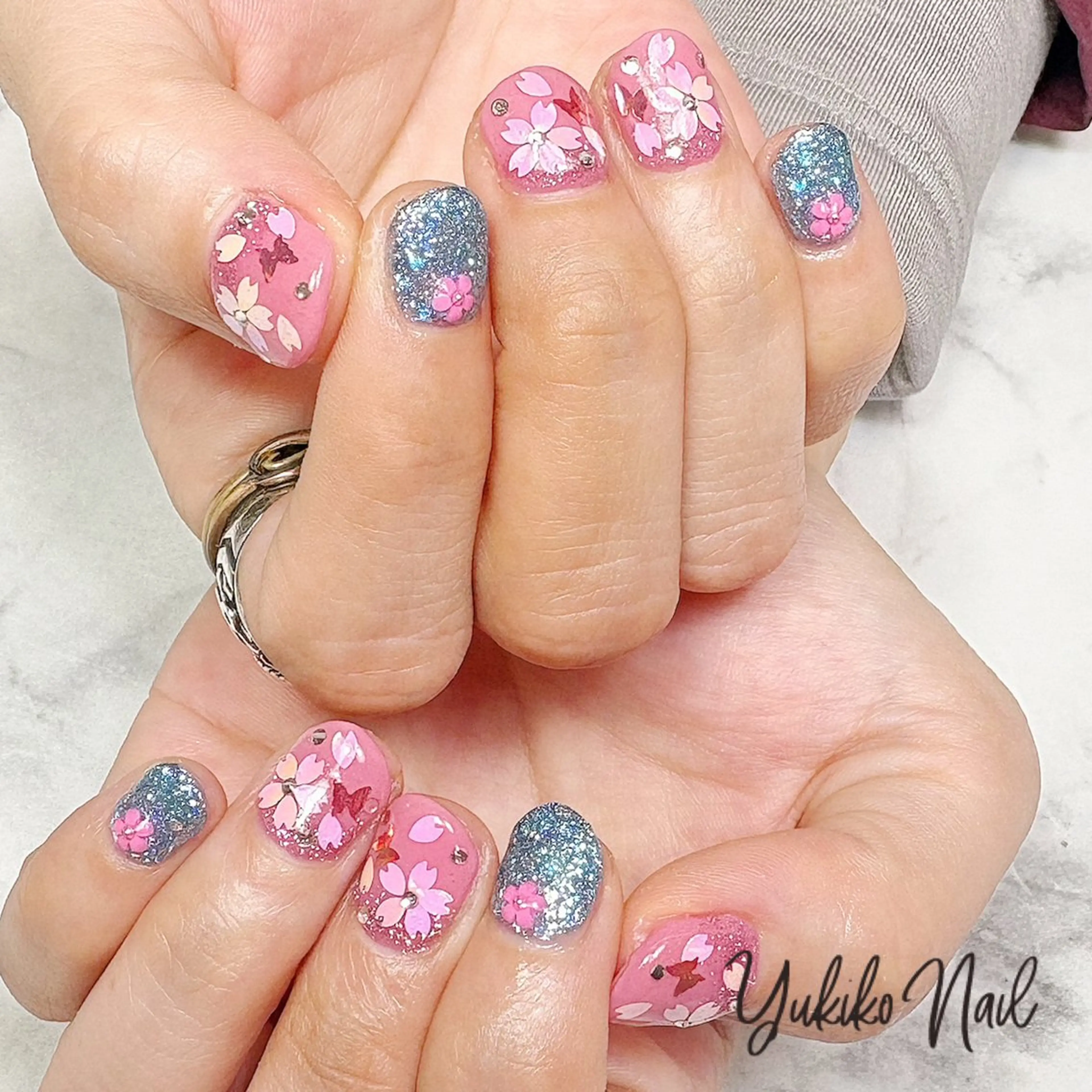 ネイル 桜ネイル ホログラムネイル キラキラネイル 水色 ピンク ハンドネイル ユキコ ネイルのネイルデザイン