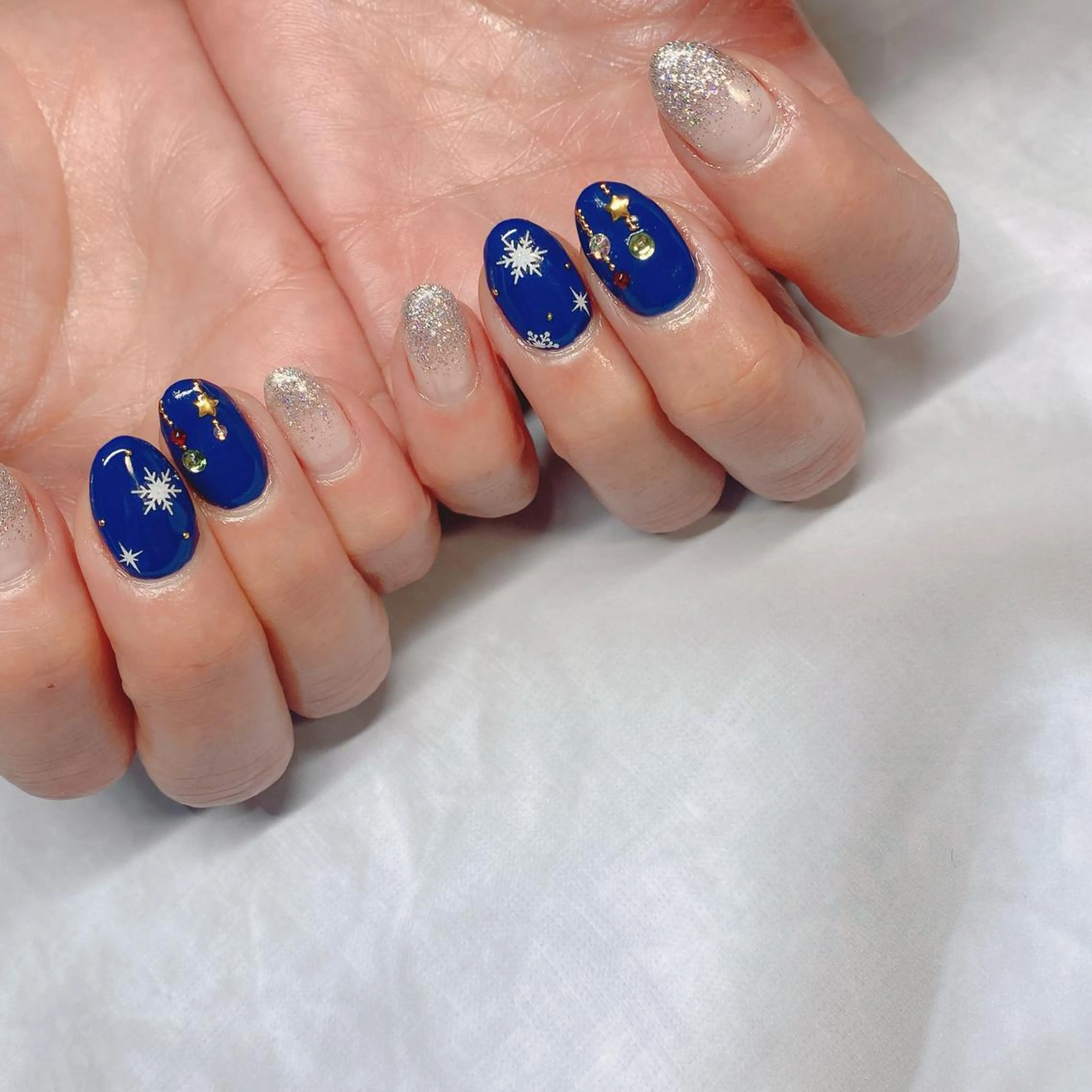 ネイル グラデーション ラメ(グリッター) ラメグラデーション ネイビー 冬ネイル 大人キレイ 𝑁𝑖𝑥𝑖𝑠のネイルデザイン