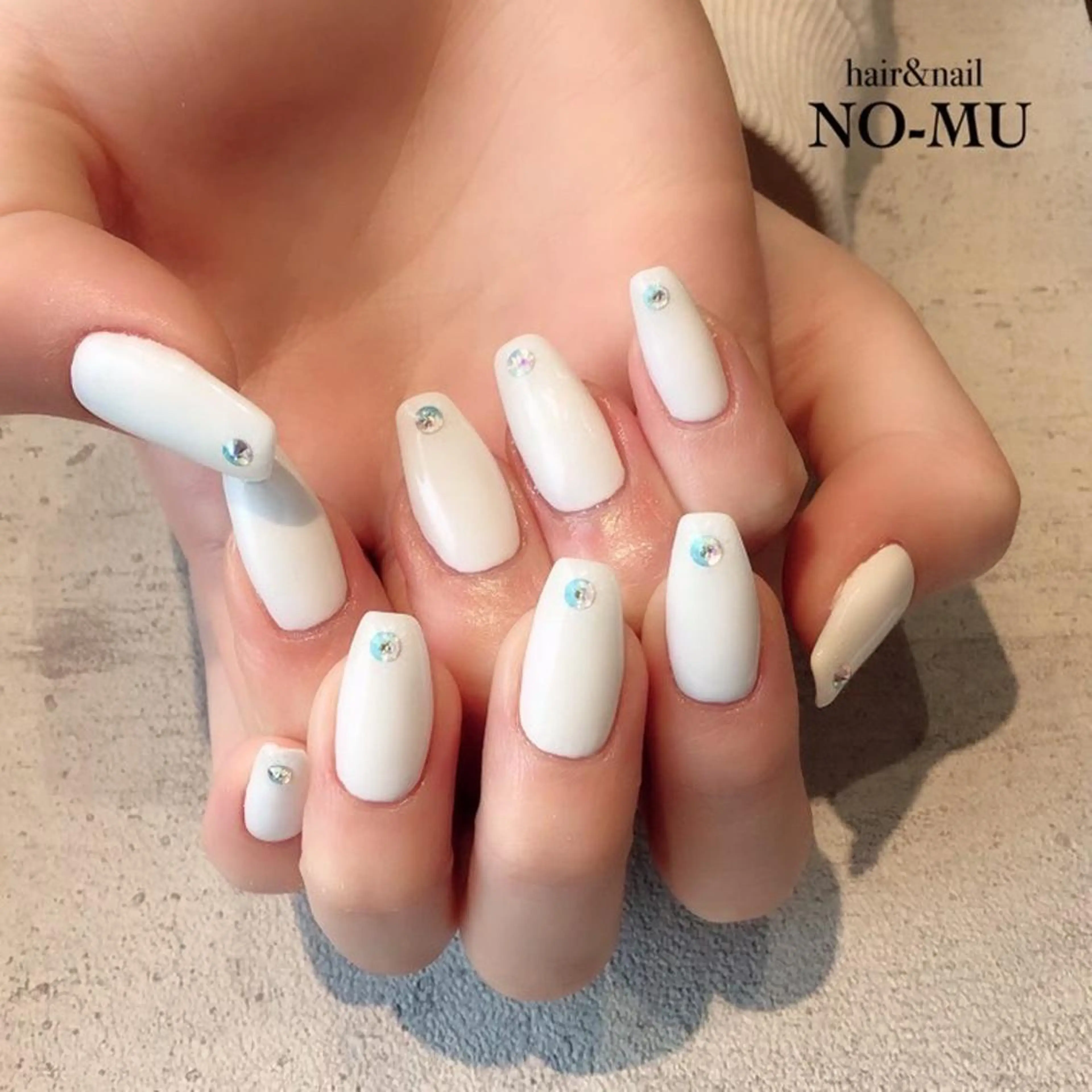 ネイル ストーンネイル hair＆nail NO-MU所属・hair＆nail NO-MUのネイルデザイン