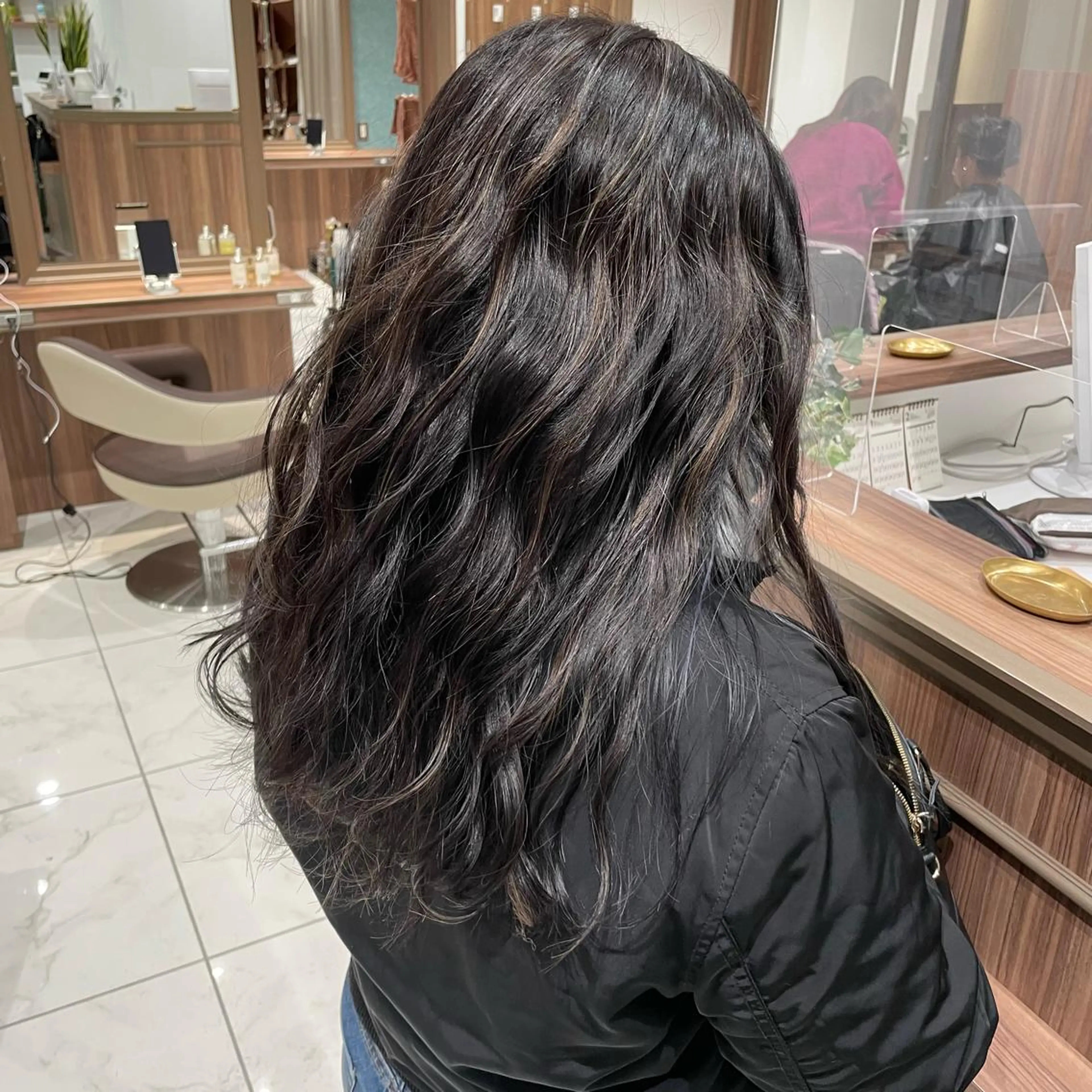 セミロング カラー ベージュカラー グレージュ ハイライトカラー ハイライト ヘアカラー 🇰🇷韓国ヘア★ 副店長.쿠리타⭐︎のヘアスタイル