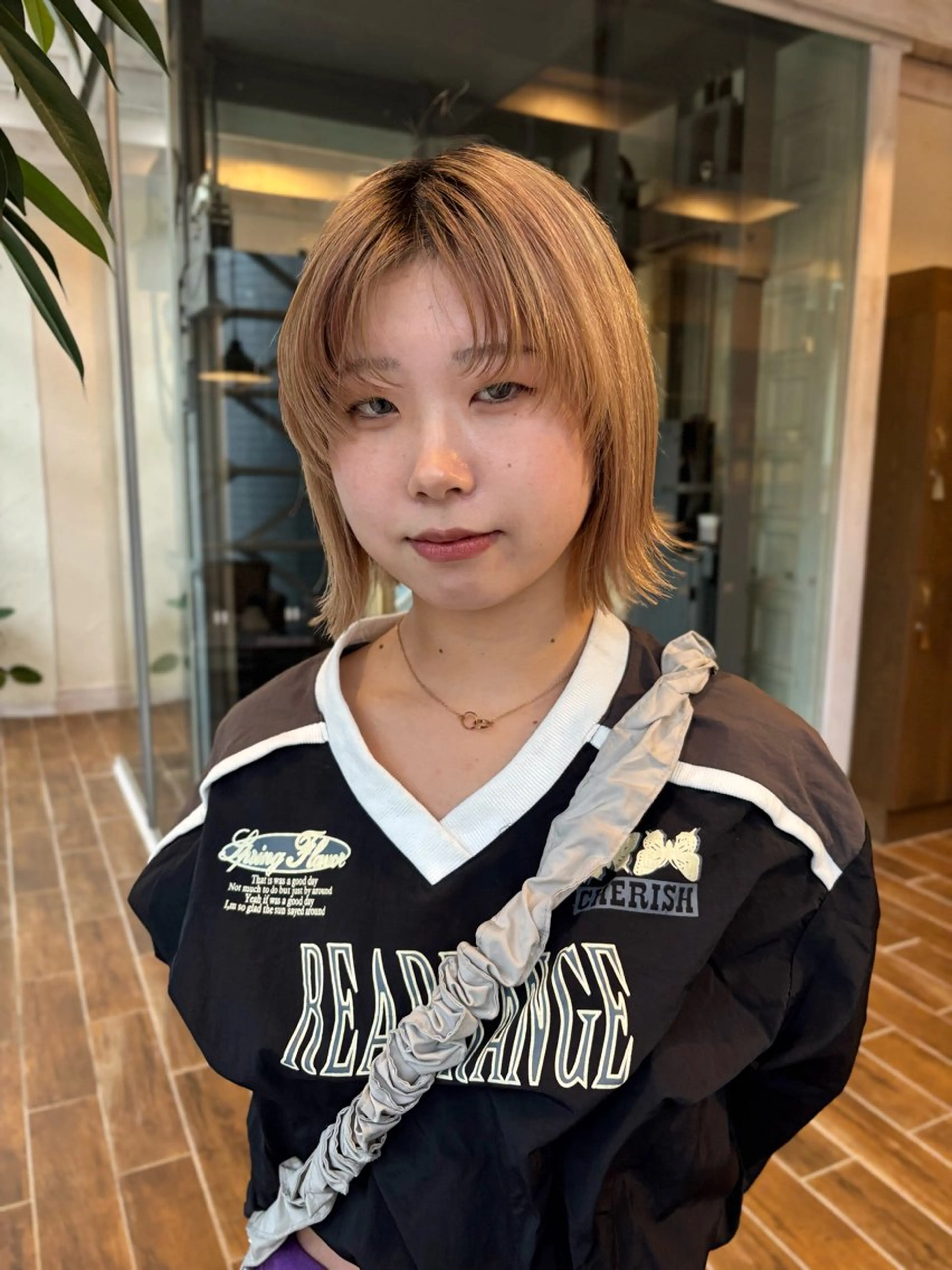 ミディアム ボブ 顔周りカット レイヤーカット シャギー ハイトーン/デザイン カラー/るいのヘアスタイル