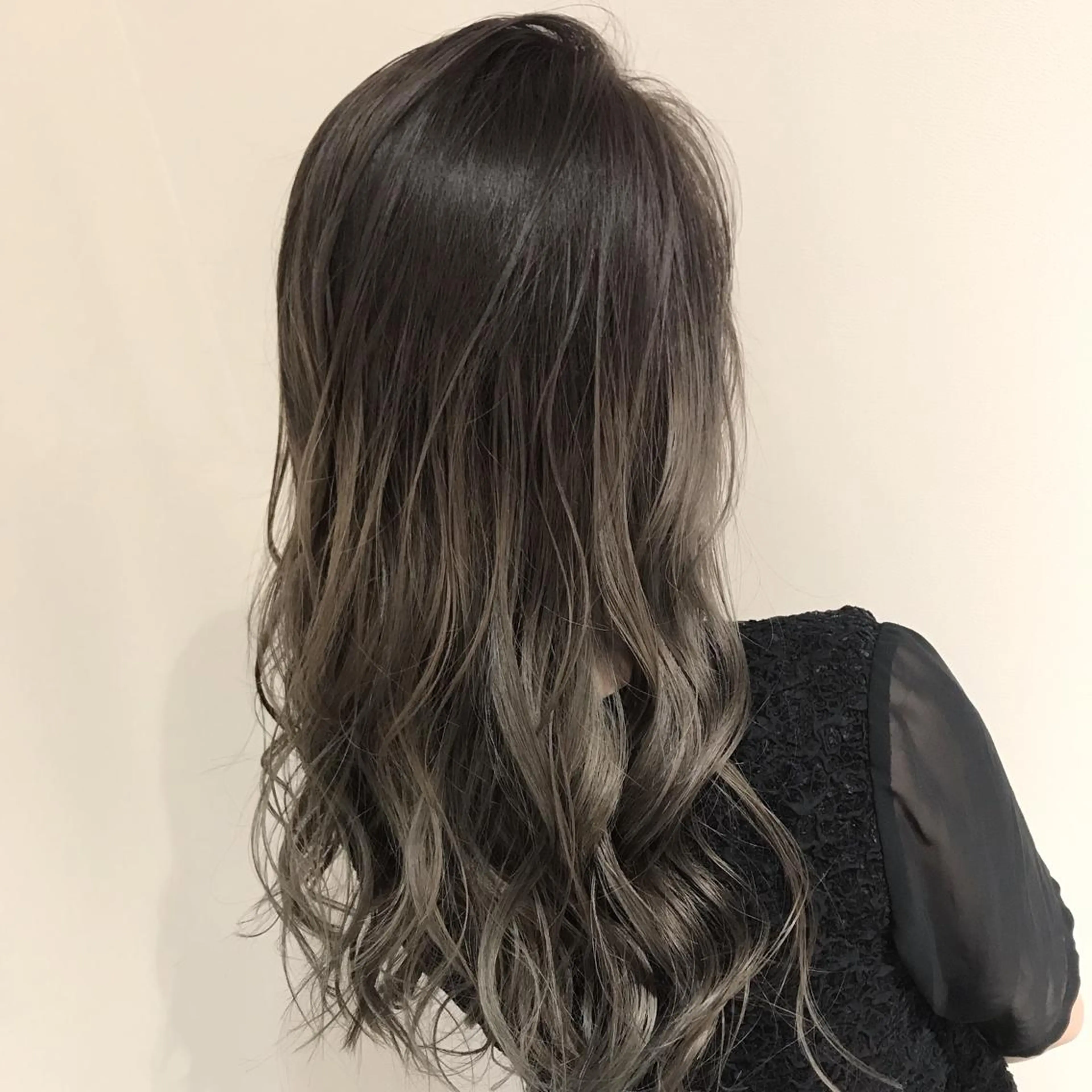 ミディアム カラー アッシュ アッシュグレー アッシュグレージュ バレイヤージュ ベージュカラー AMI Hair  supply所属・髪質改善カラー 韓国風レイヤーのヘアスタイル