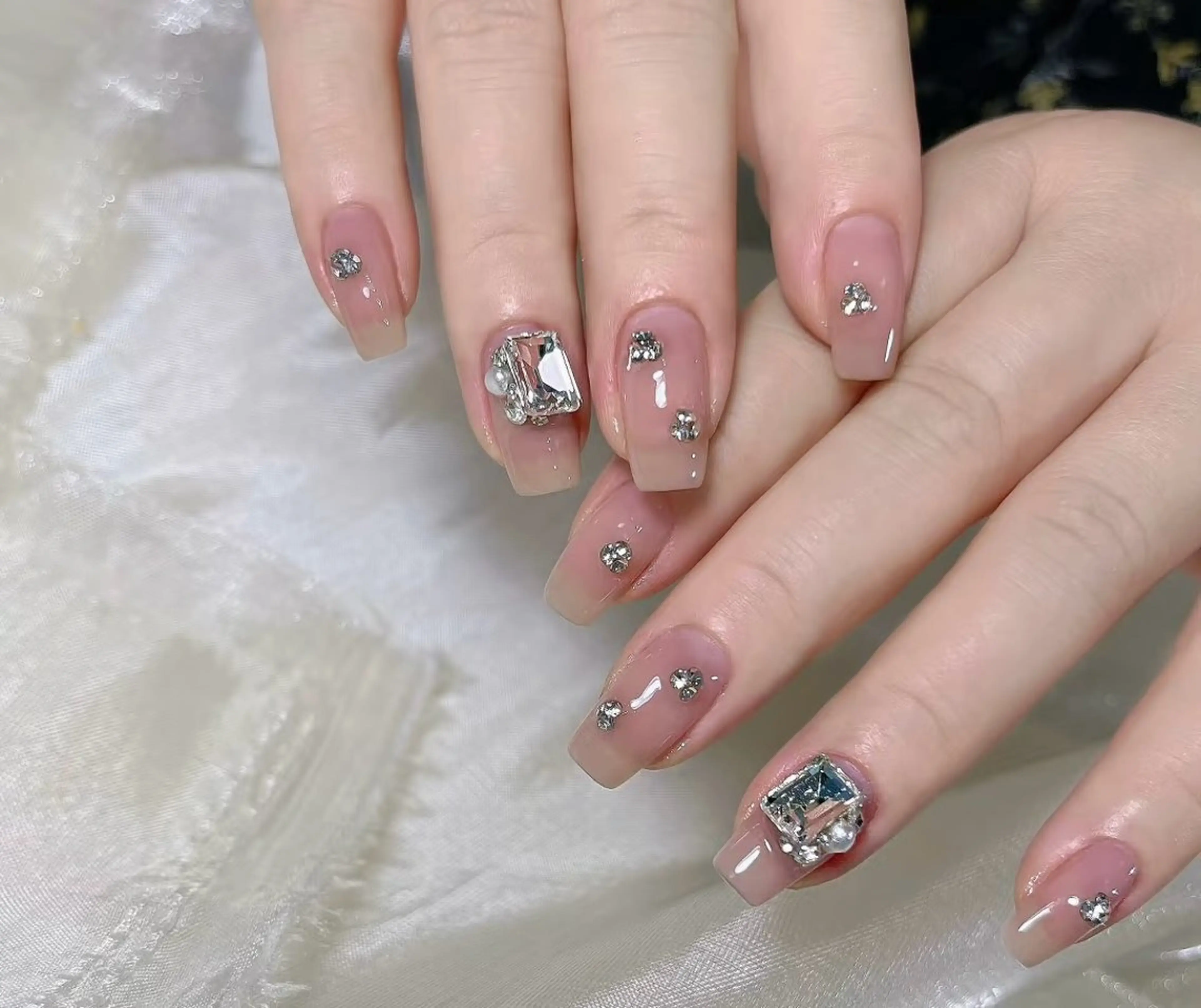 ネイル キラキラネイル シンプルネイル ストーンネイル Pretty J nail salon（長さ出し専門店）所属・Pretty J （長さ出し専門店）のネイルデザイン