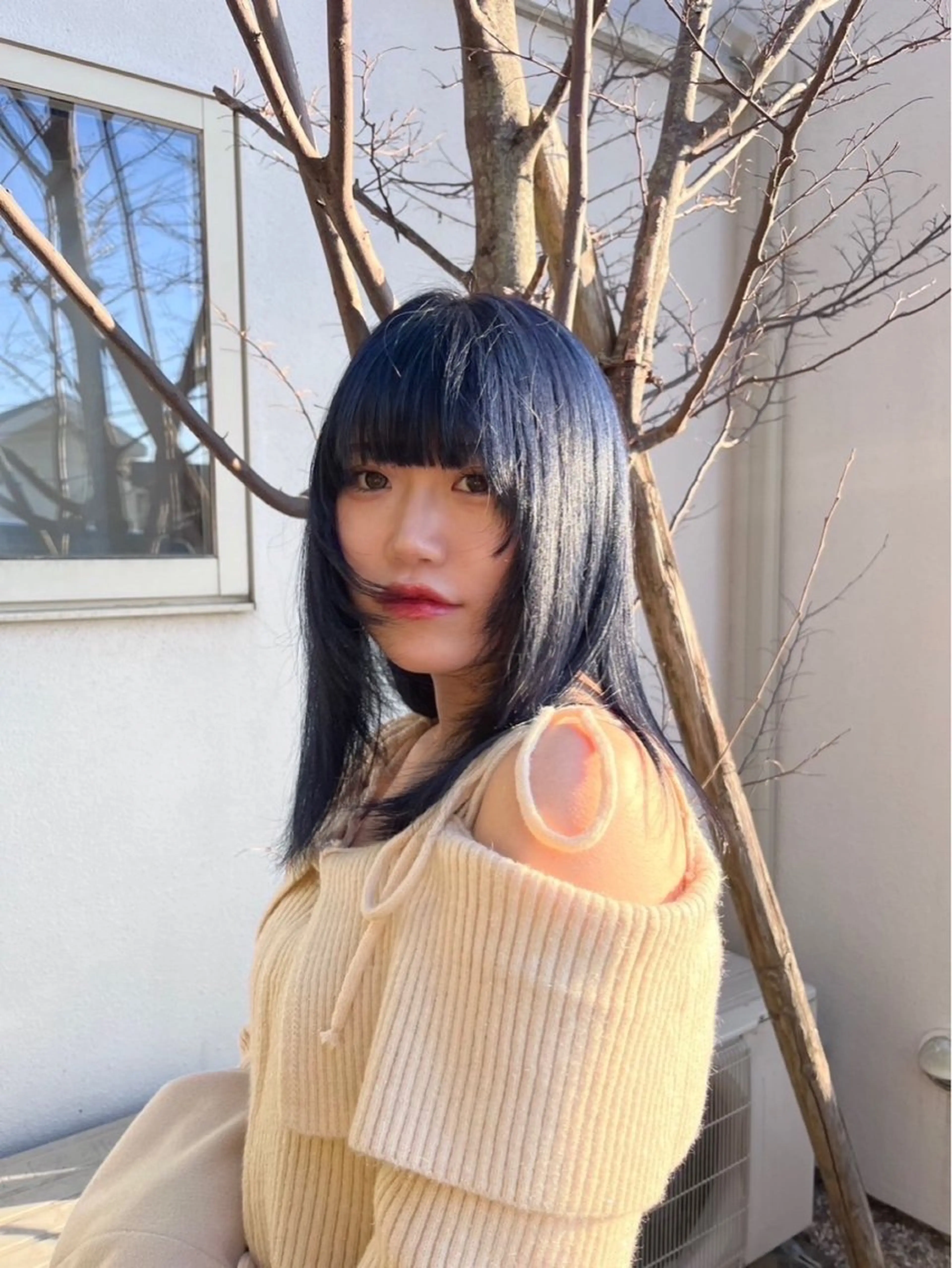 セミロング カラー 黒髪 ブリーチ ブルーカラー ブルーブラック Nino hair garden所属・実生miu 個性派ハイトーンのヘアスタイル