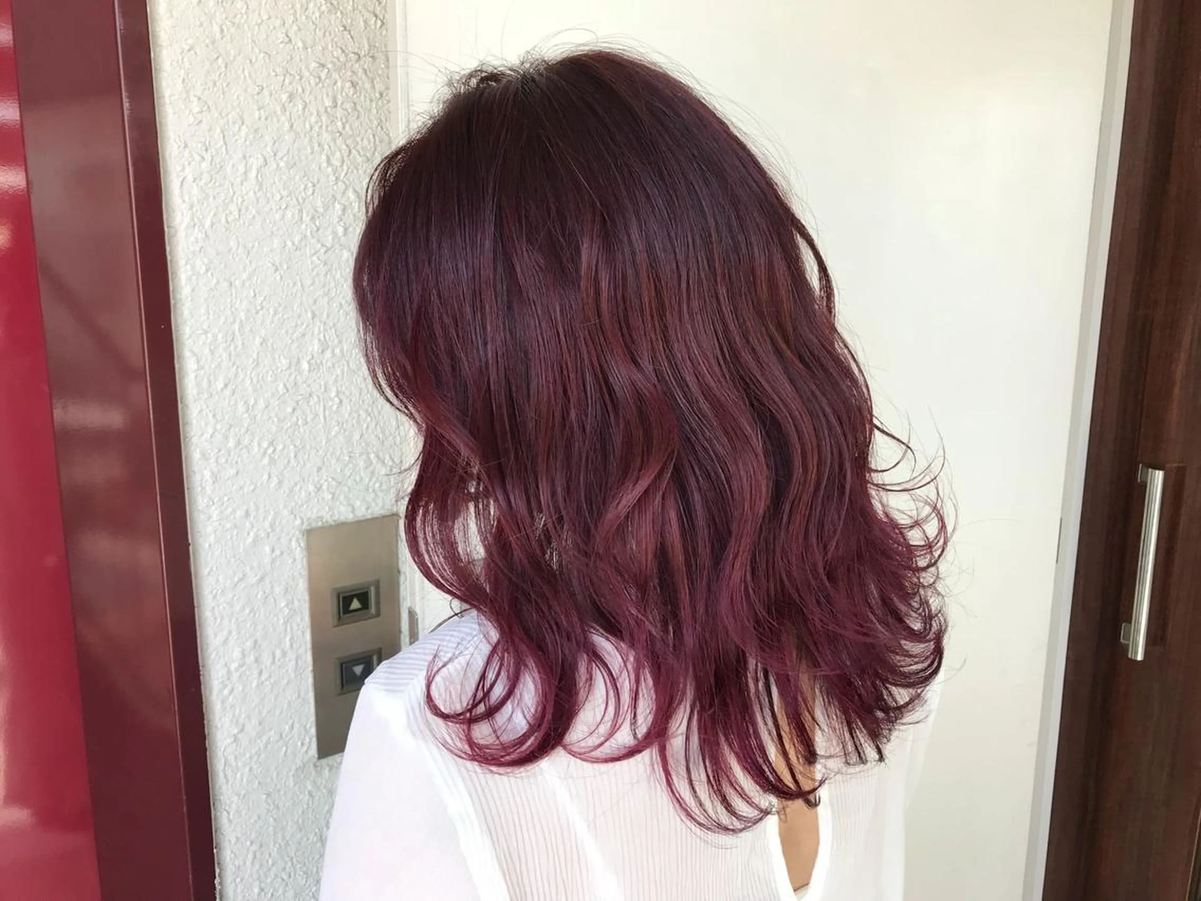 ミディアム カラー ヘアアレンジ ピンクカラー メンズハイトーン メンズバレイヤージュのヘアスタイル