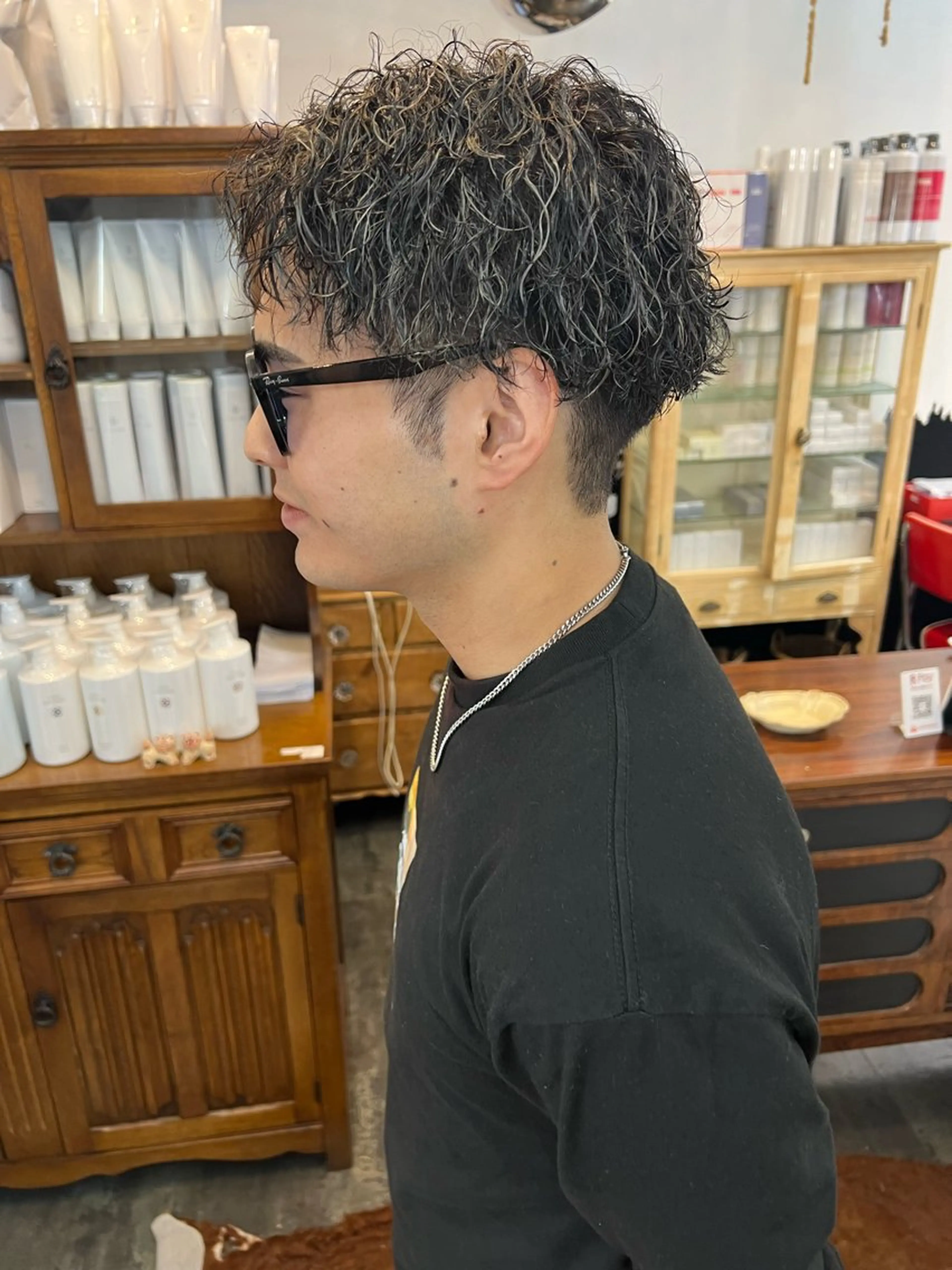 ショート カラー パーマ メンズ メンズハイライト 波巻きパーマ ハイライトカラー ハイライト LOMARLIE JURIAのヘアスタイル