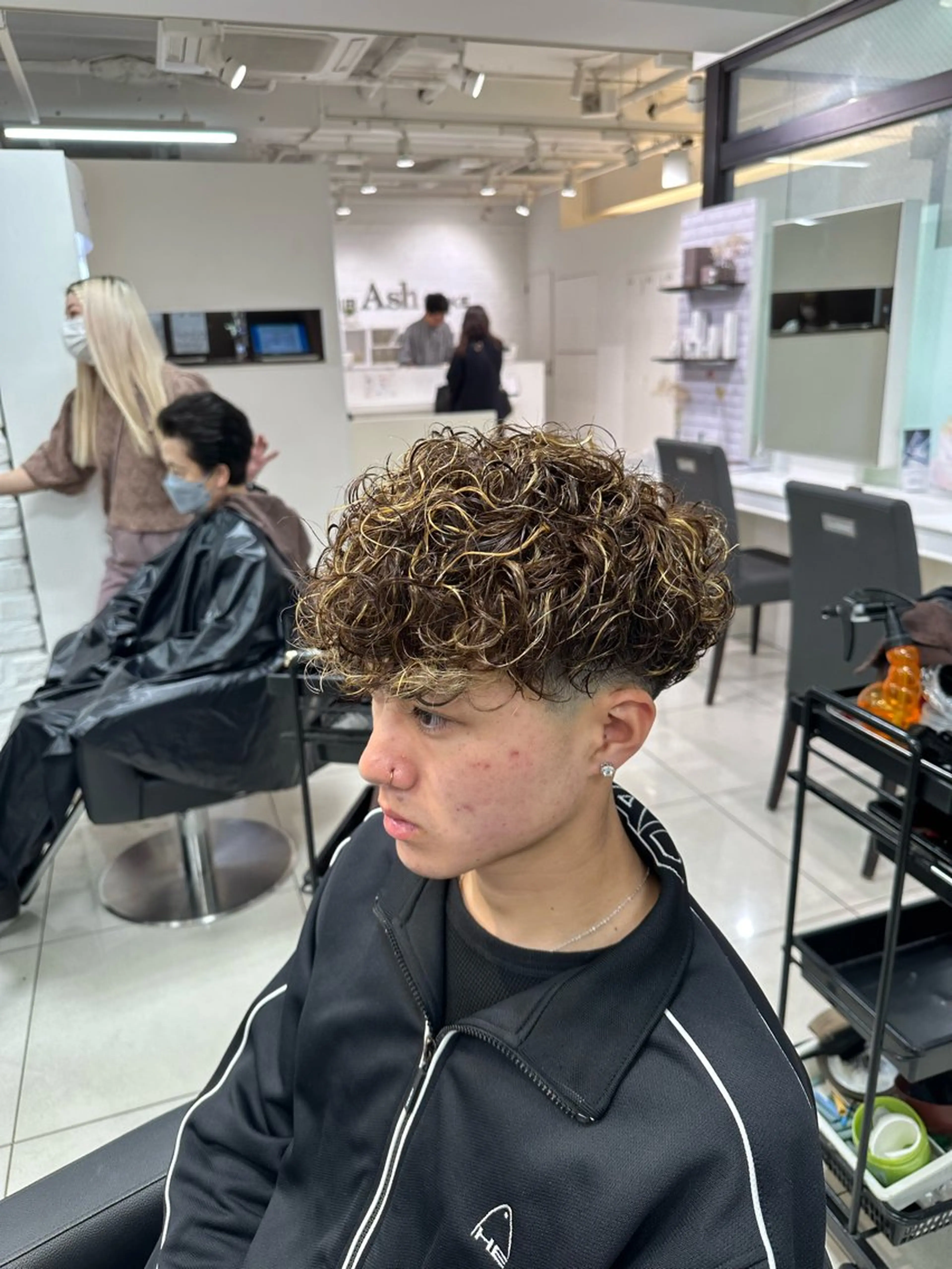 ショート カラー パーマ メンズ メンズハイライト スペインカール ハイライトカラー ハイライト カット ヘアカラー パーマ フェザーパーマ職人 🪶ryosukeのヘアスタイル