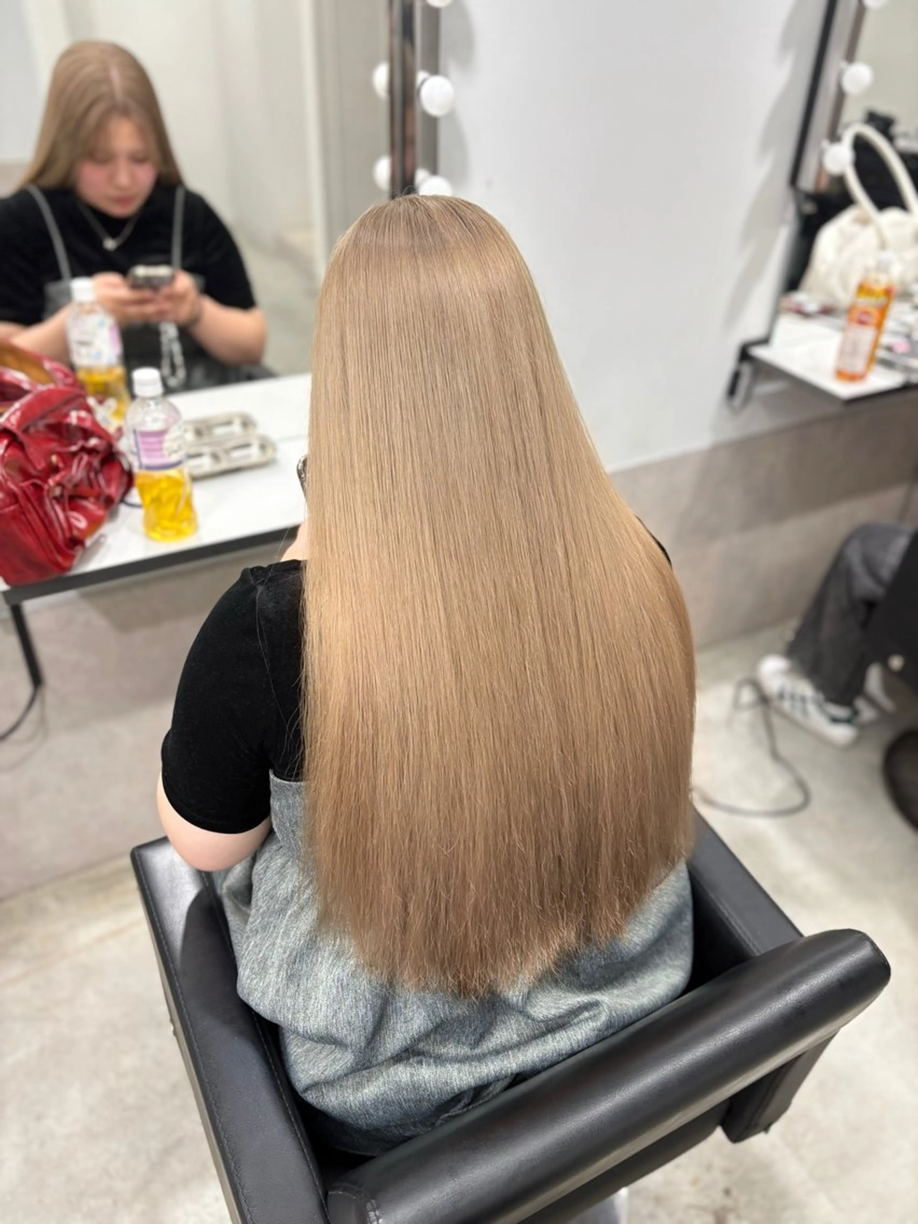 ロング カラー noa 寒色系カラーブリーチのヘアスタイル