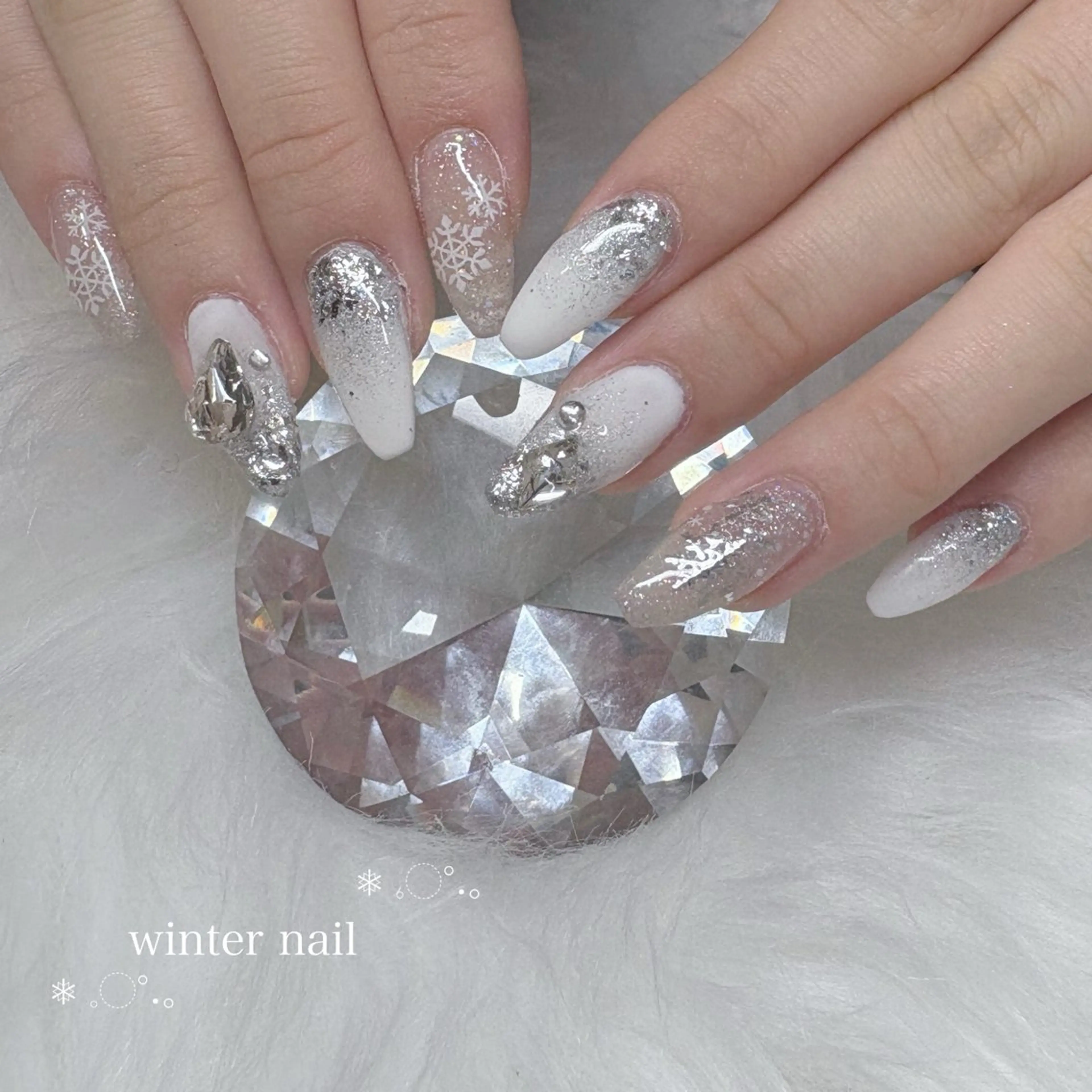 ネイル ホワイト ハンドネイル lieto所属・酒井 心のネイルデザイン