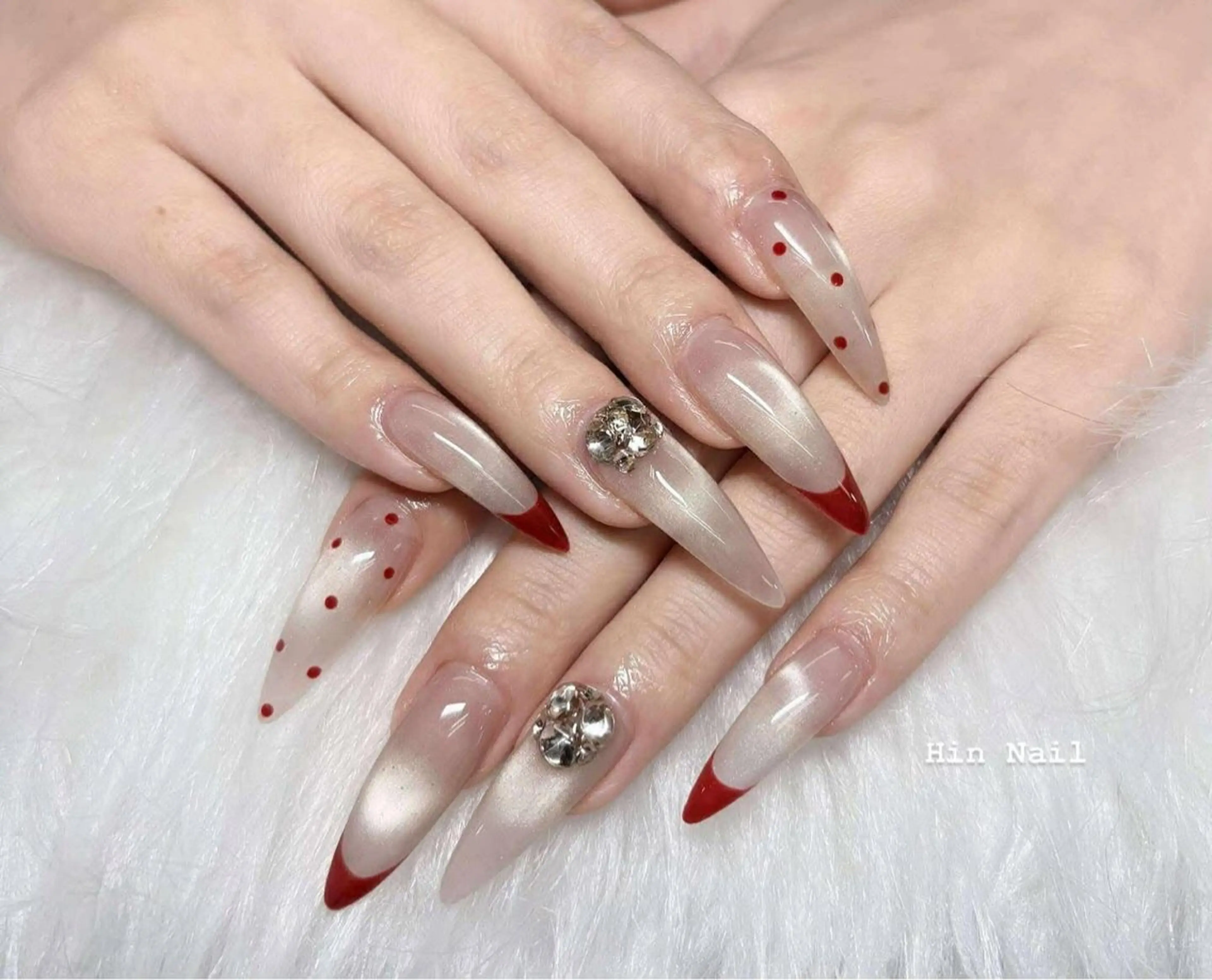 ネイル ボルドー チークネイル フレンチネイル グラデーション キラキラネイル ハンドネイル Hin  Nail所属・Hin Nail Salonのネイルデザイン