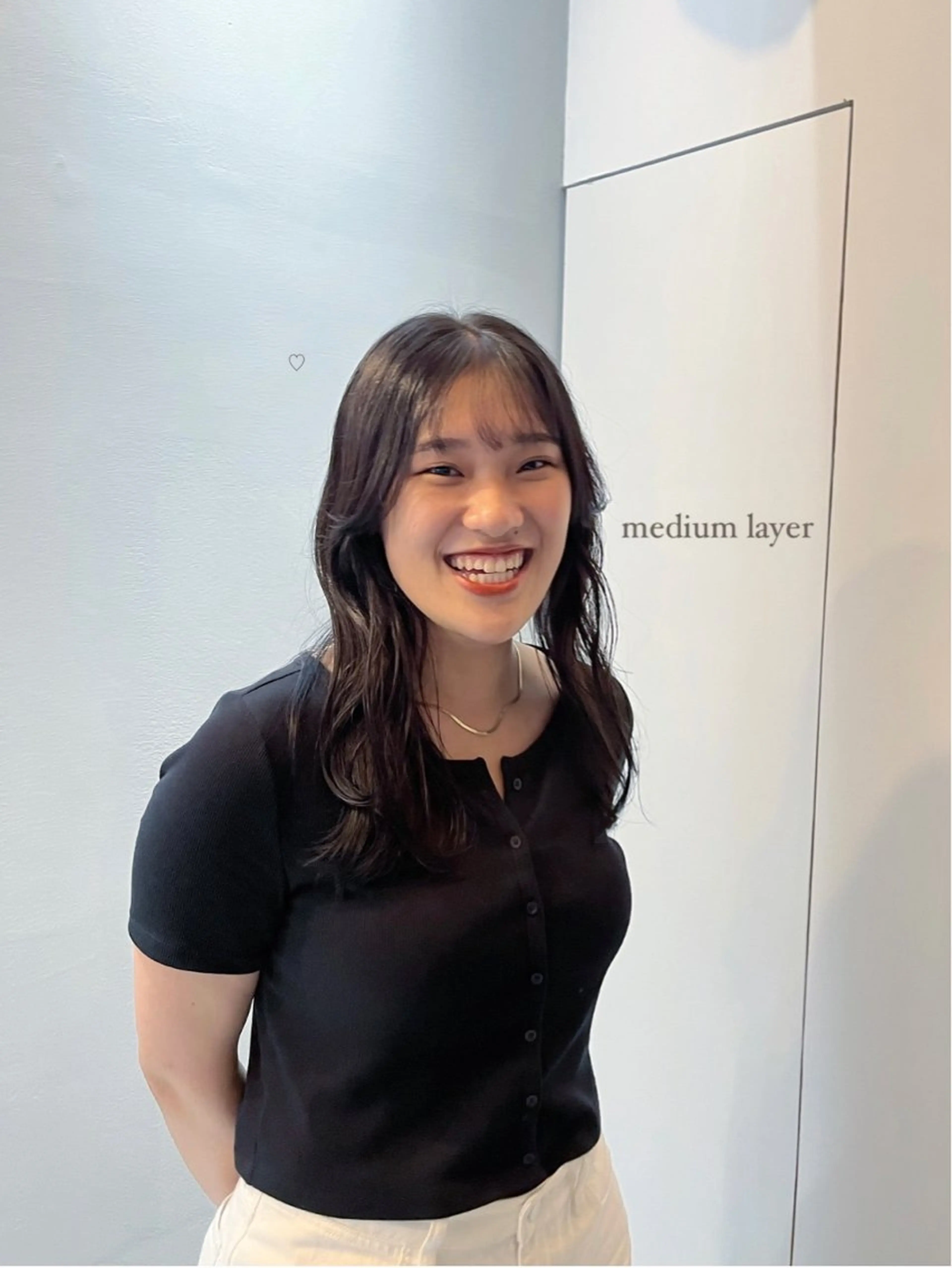 ミディアム anna/ラフパーマ /くすみベージュのヘアスタイル