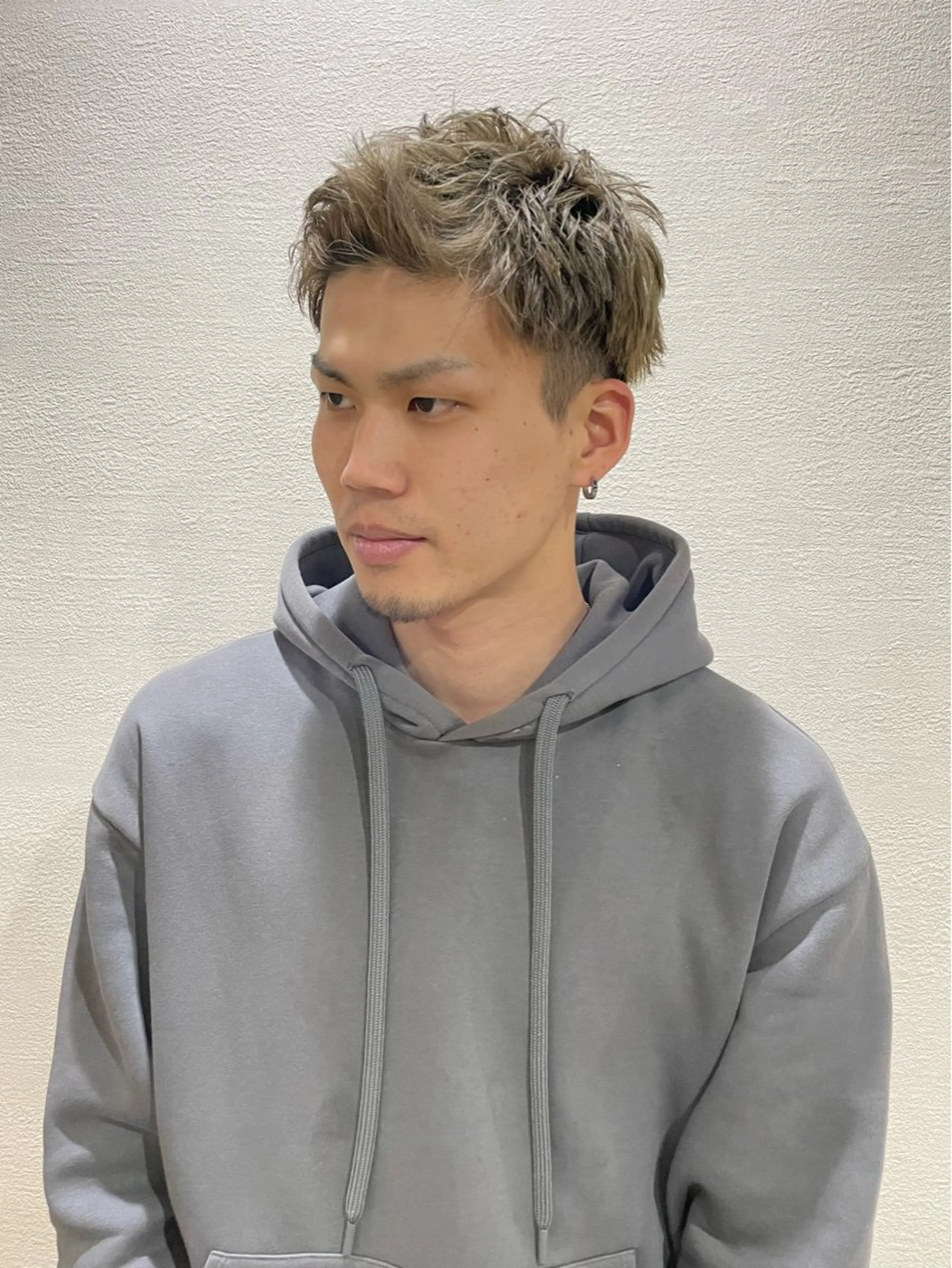 ショート カラー メンズ メンズハイトーン グレージュ ハイトーンカラー grAt所属・森 真伊希のヘアスタイル