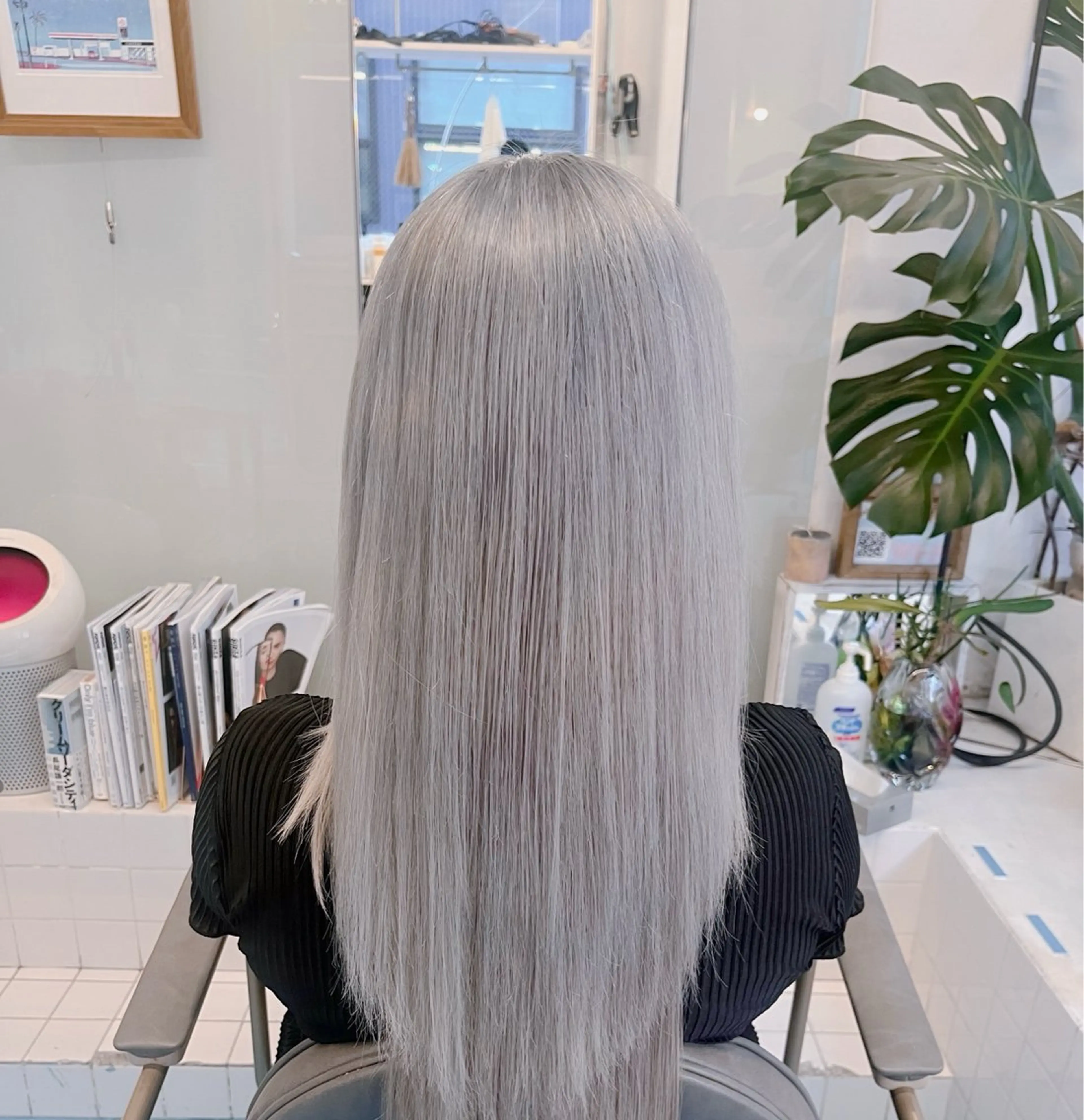 ロング カラー ブリーチ ケアブリーチ シルバー カリプソショコラ美容室所属・YOKO こりんのヘアスタイル