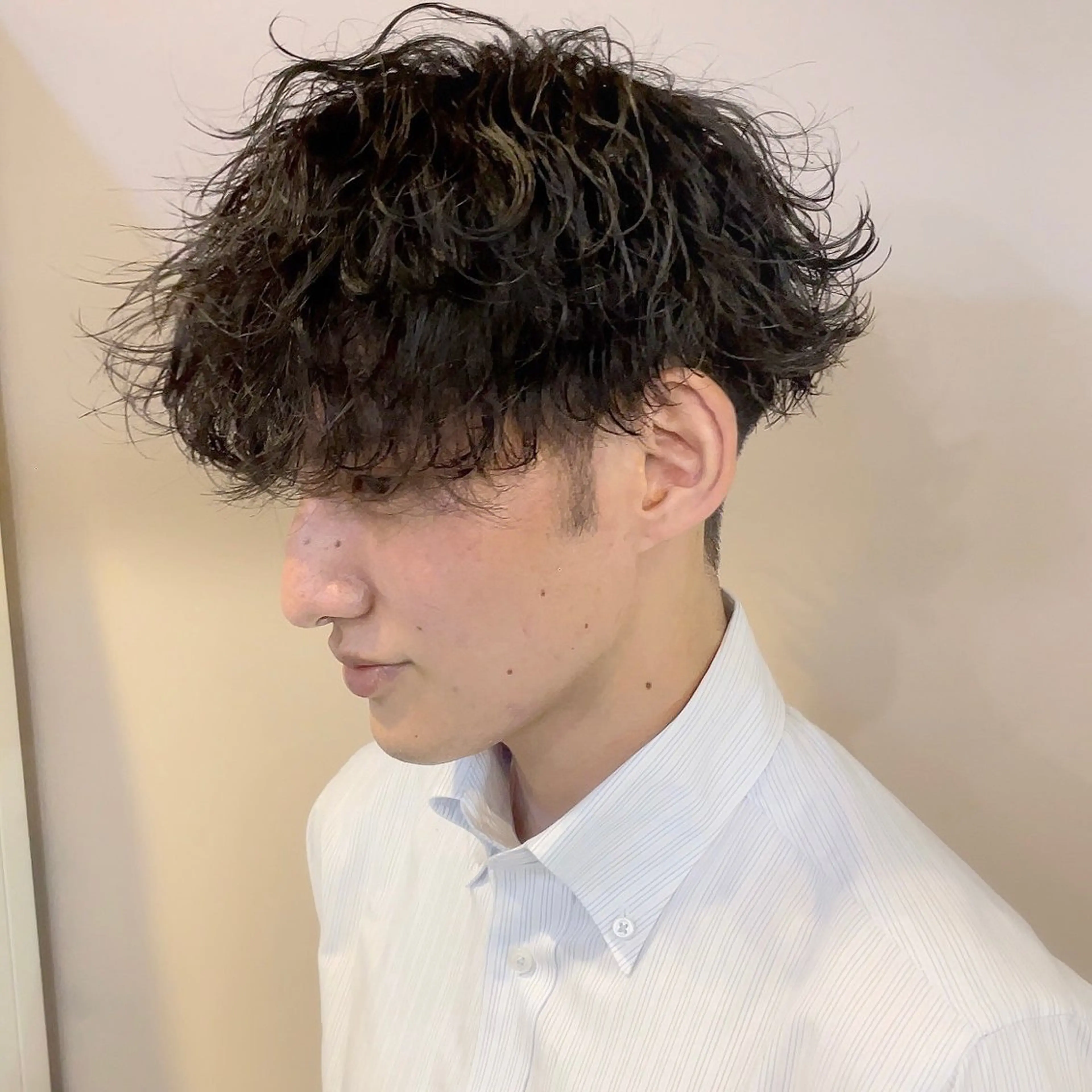 パーマ メンズ センターパート マッシュ メンズパーマ プードルパーマ スパイキーショート 博多No.1 メンズパーマ美容師のヘアスタイル