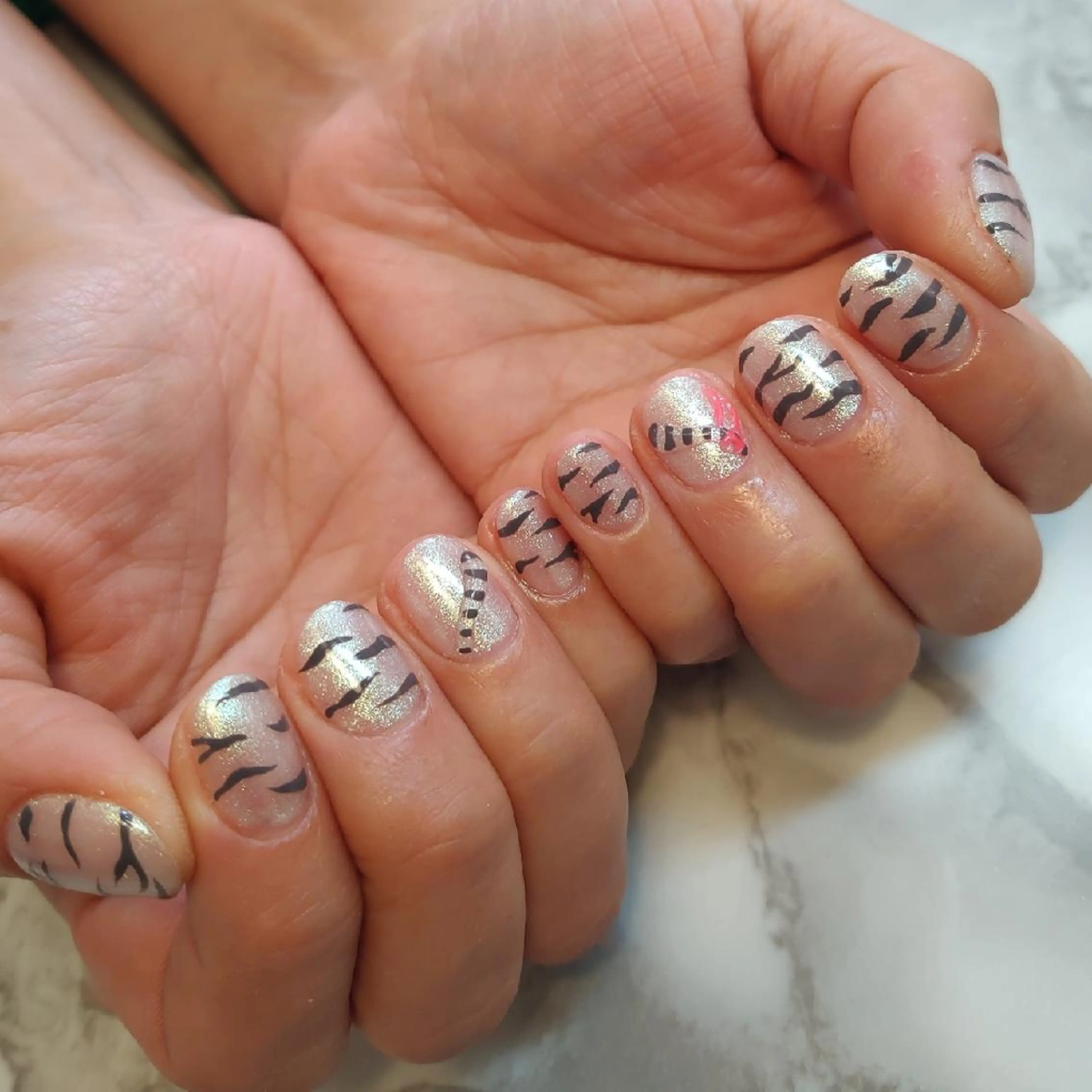 ネイル ホワイト ジェヌインネイル 河内のネイルデザイン