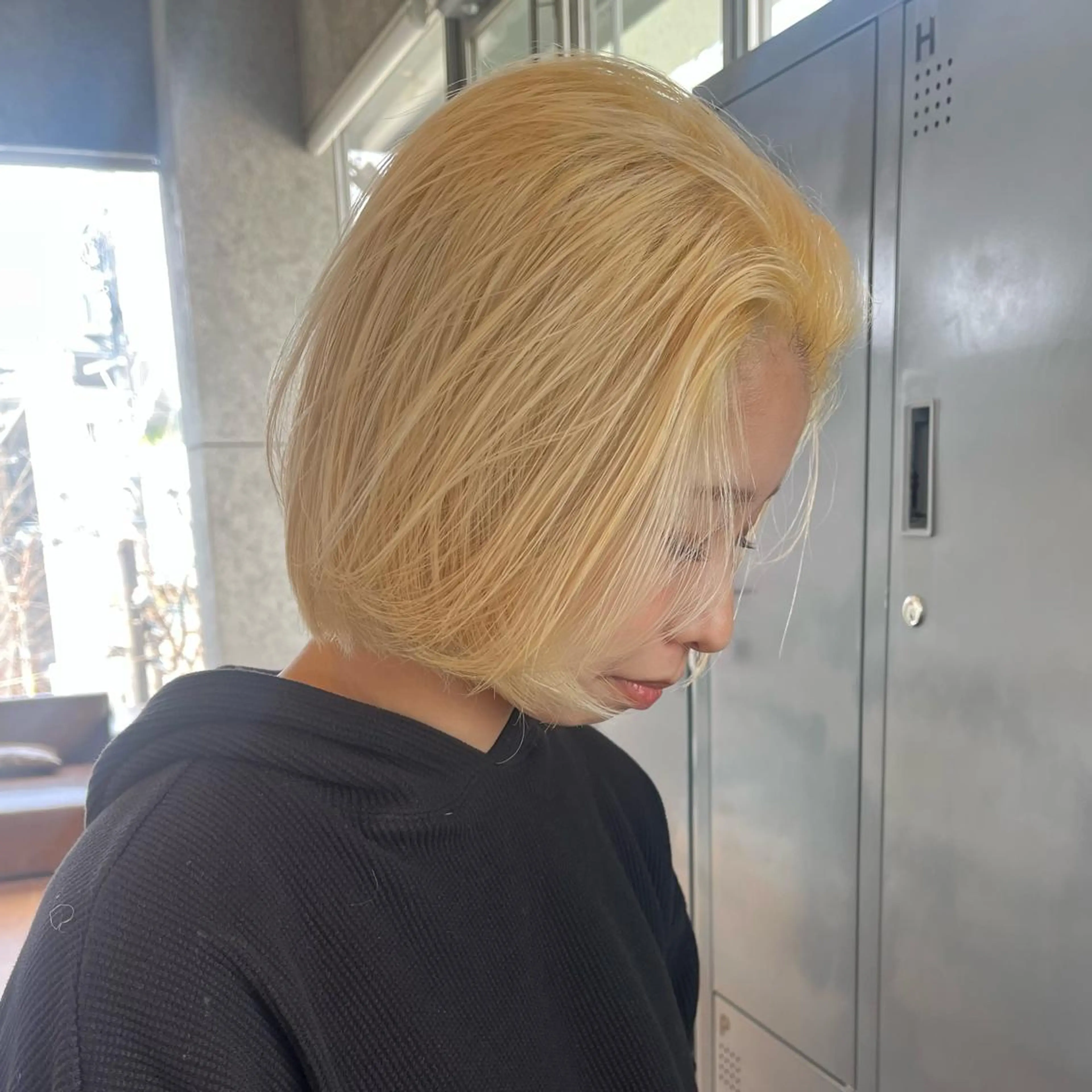 ショート カラー ヘアアレンジ ブリーチ 抜きっぱなしブロンド ケアブリーチ ヘアカラー トリートメント ボブハイトーン🦖 デザインMAMIのヘアスタイル