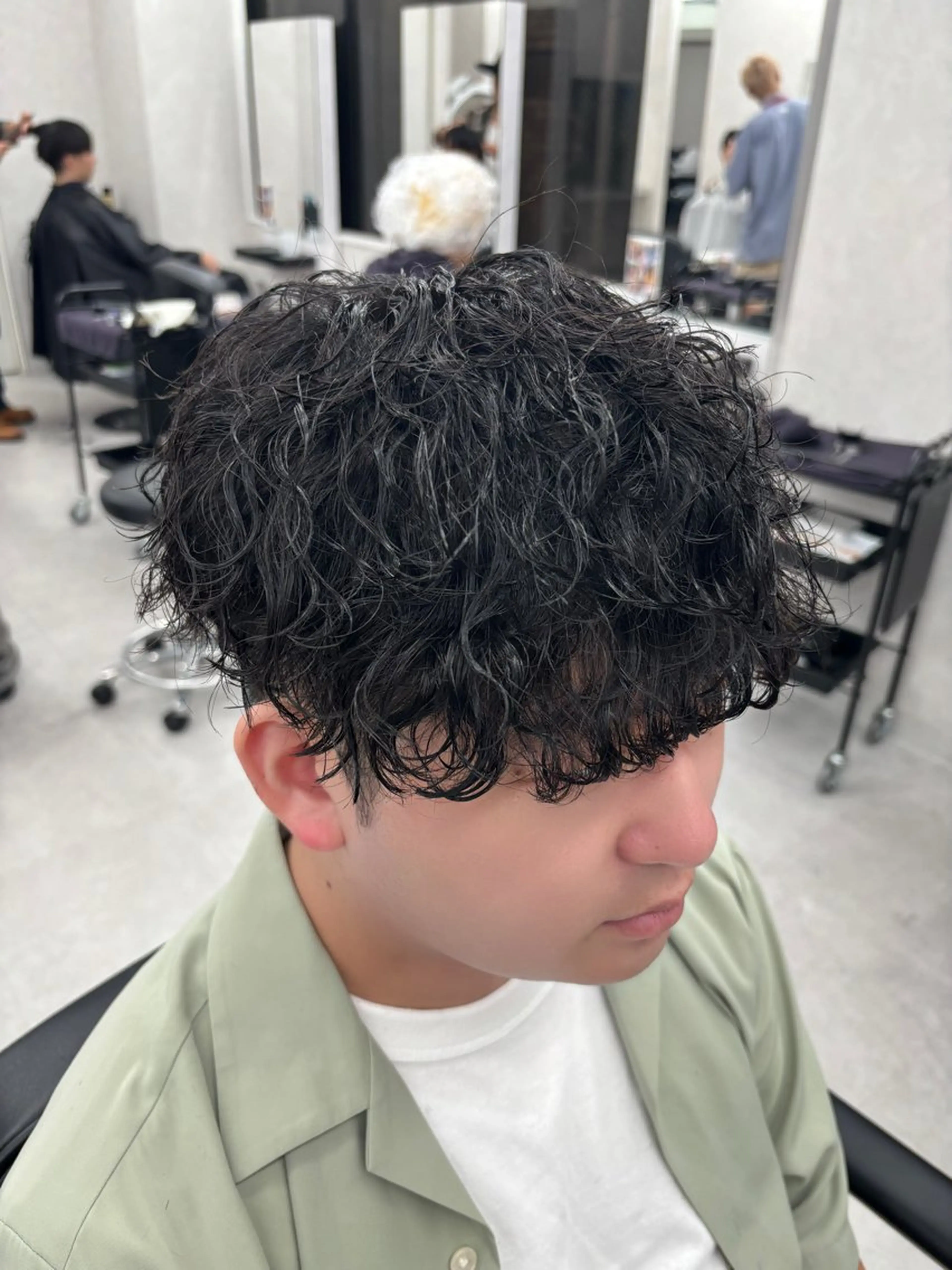 ショート パーマ メンズ マッシュ メンズパーマ ツイストスパイラルパーマ 波巻きパーマ スパイラルパーマ 岩井 虎大郎のヘアスタイル