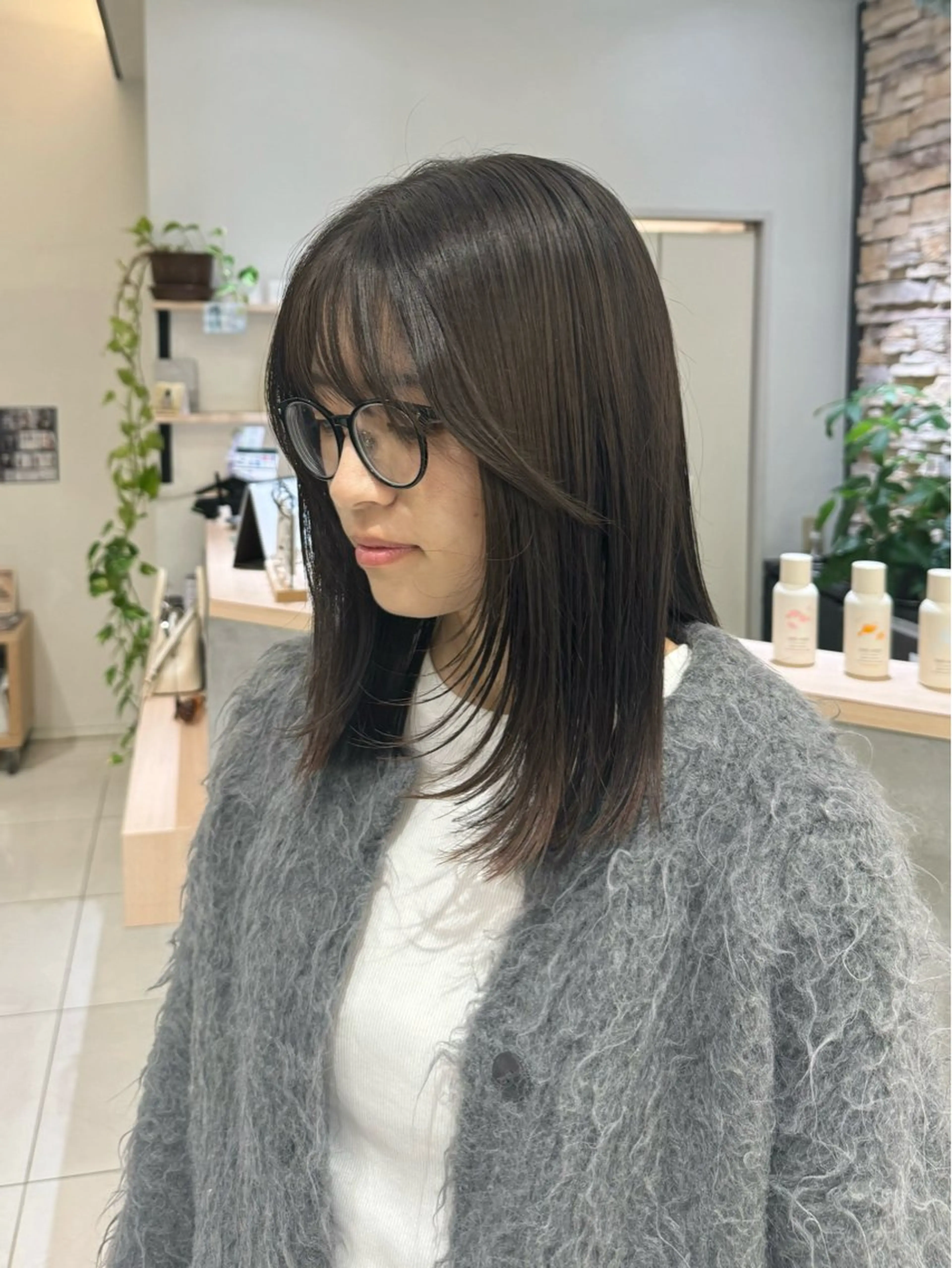 ミディアム 顔まわりレイヤー 顔周りカット レイヤーカット カット トリートメント ひなの🫧ベージュ系 艶カラーのヘアスタイル