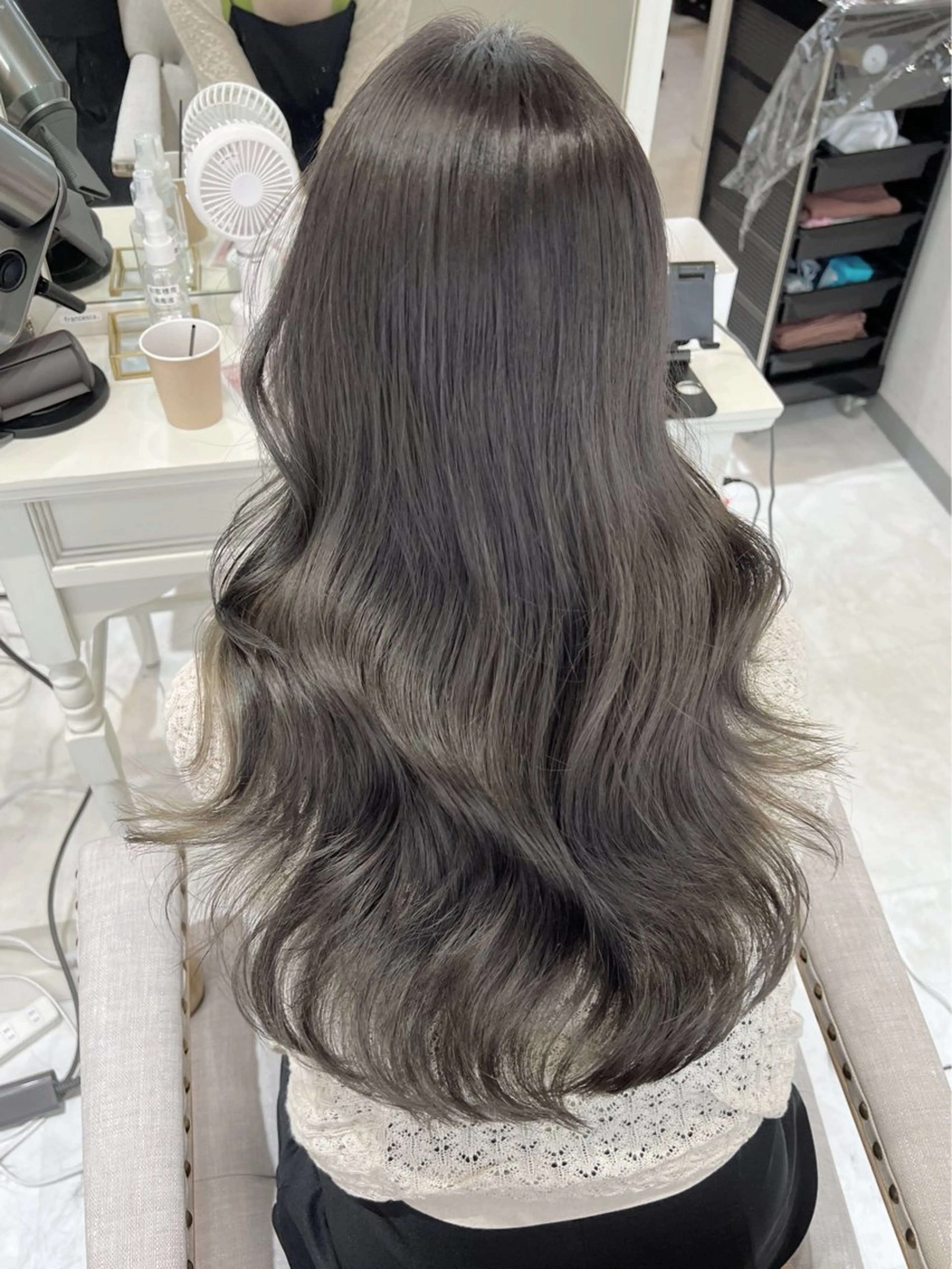 セミロング カラー ブリーチ ブリーチなしカラー くびれヘア 顔まわりレイヤー 顔周りカット ヘアカラー トリートメント 髪質改善カラー× 美髪ストレート前出のヘアスタイル