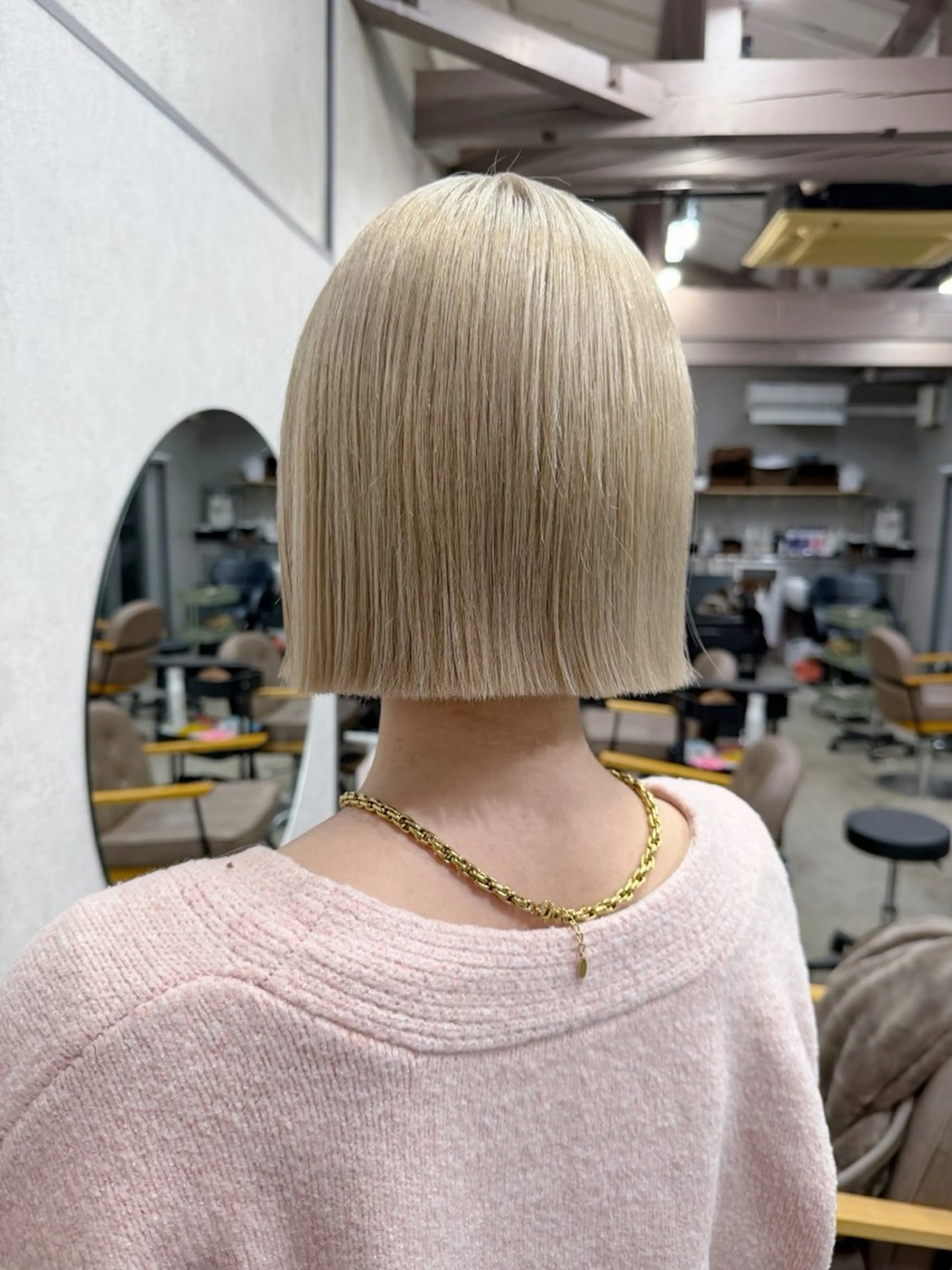 ミディアム カラー 切りっぱなしボブ ベージュカラー ホワイトベージュ ボブ カット ヘアカラー トリートメント AiM 大名　似合わせカットのヘアスタイル