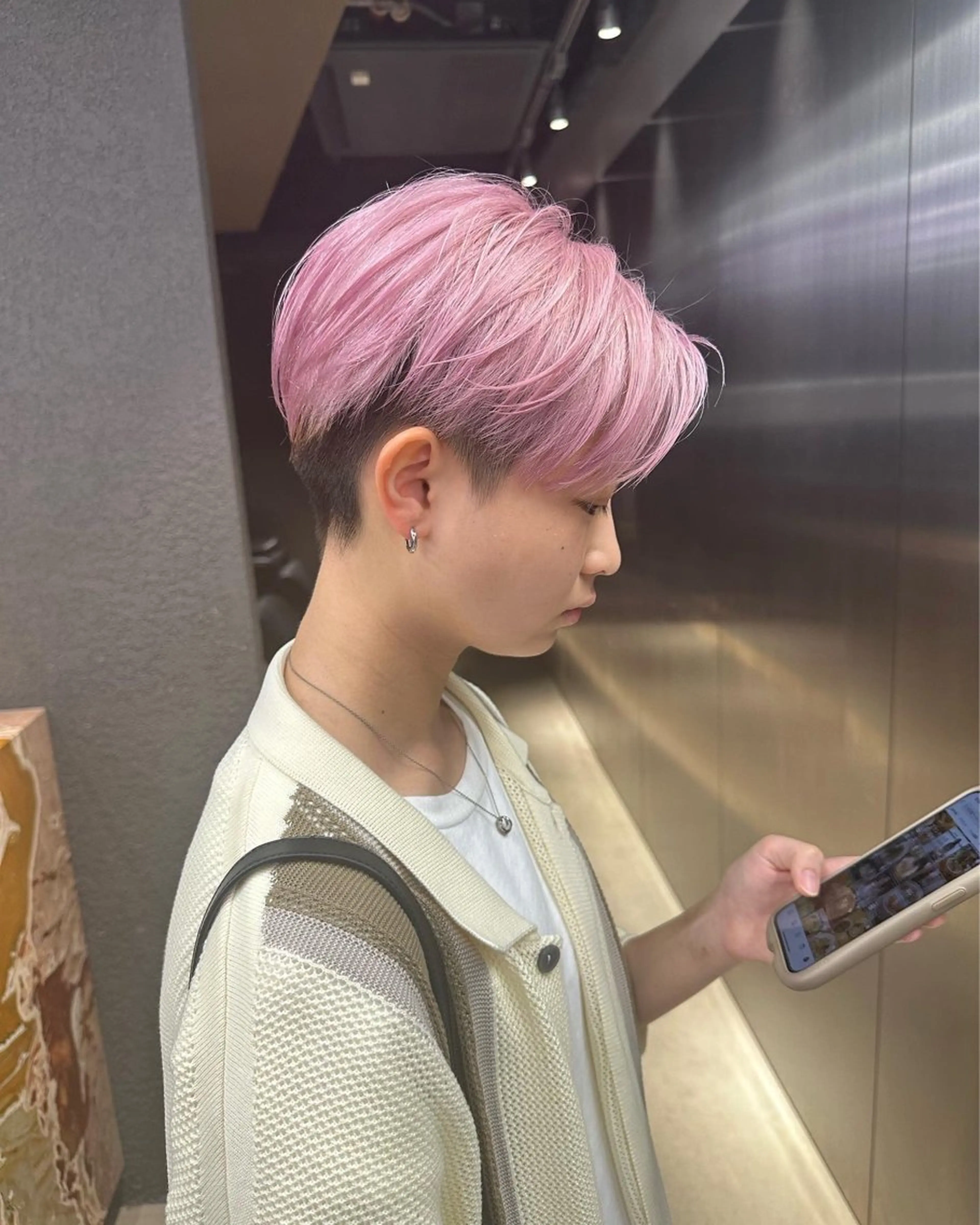 ショート メンズ センターパート 刈り上げ カット 鈴木/ミルクティー/ ブリーチ/ボブ/のヘアスタイル