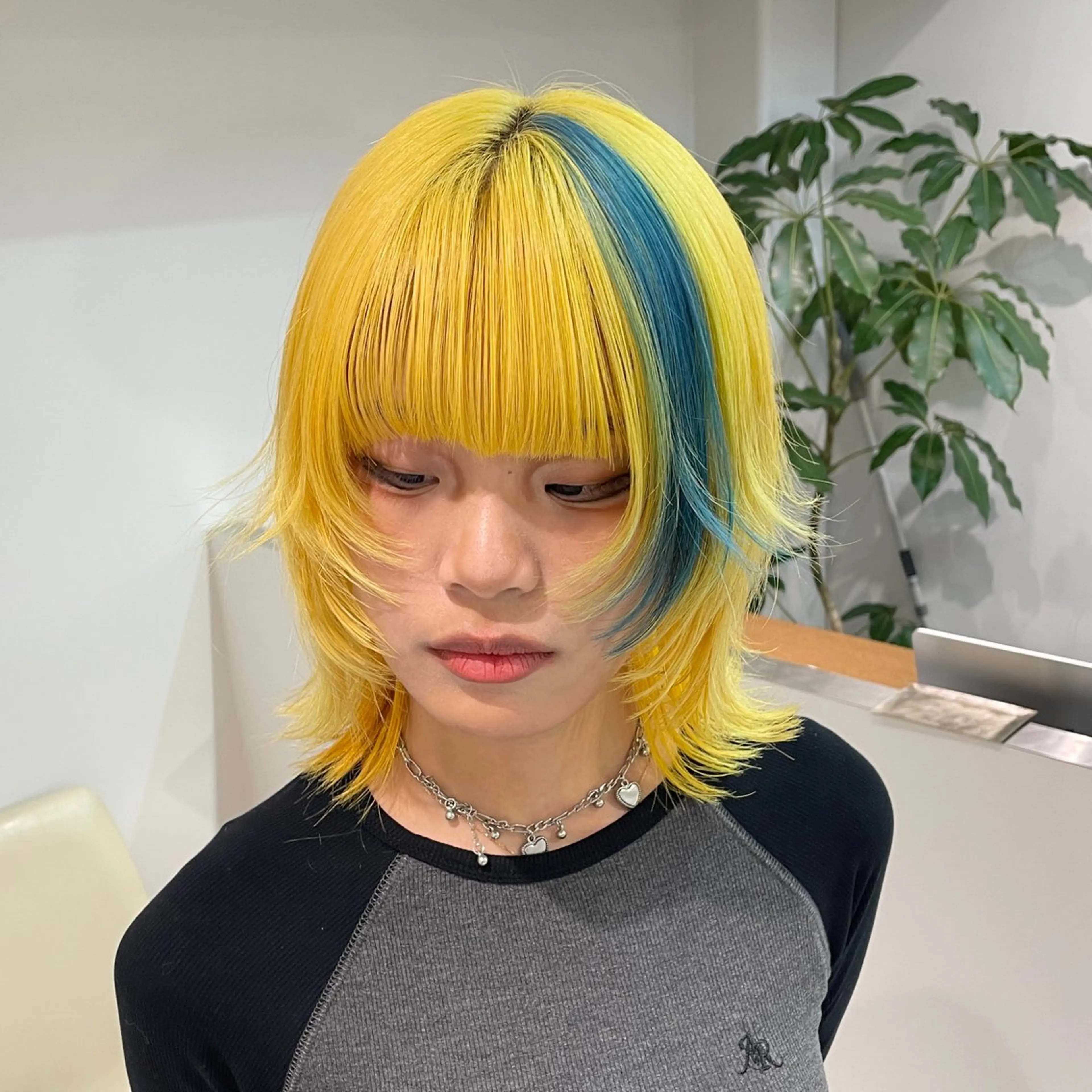 ミディアム カラー ブリーチ 抜きっぱなしブロンド ブロンド デザインカラー ホワイトブロンド カット ヘアカラー トリートメント ヘアセット ブロンド・ハイトーン ／遠藤将太のヘアスタイル