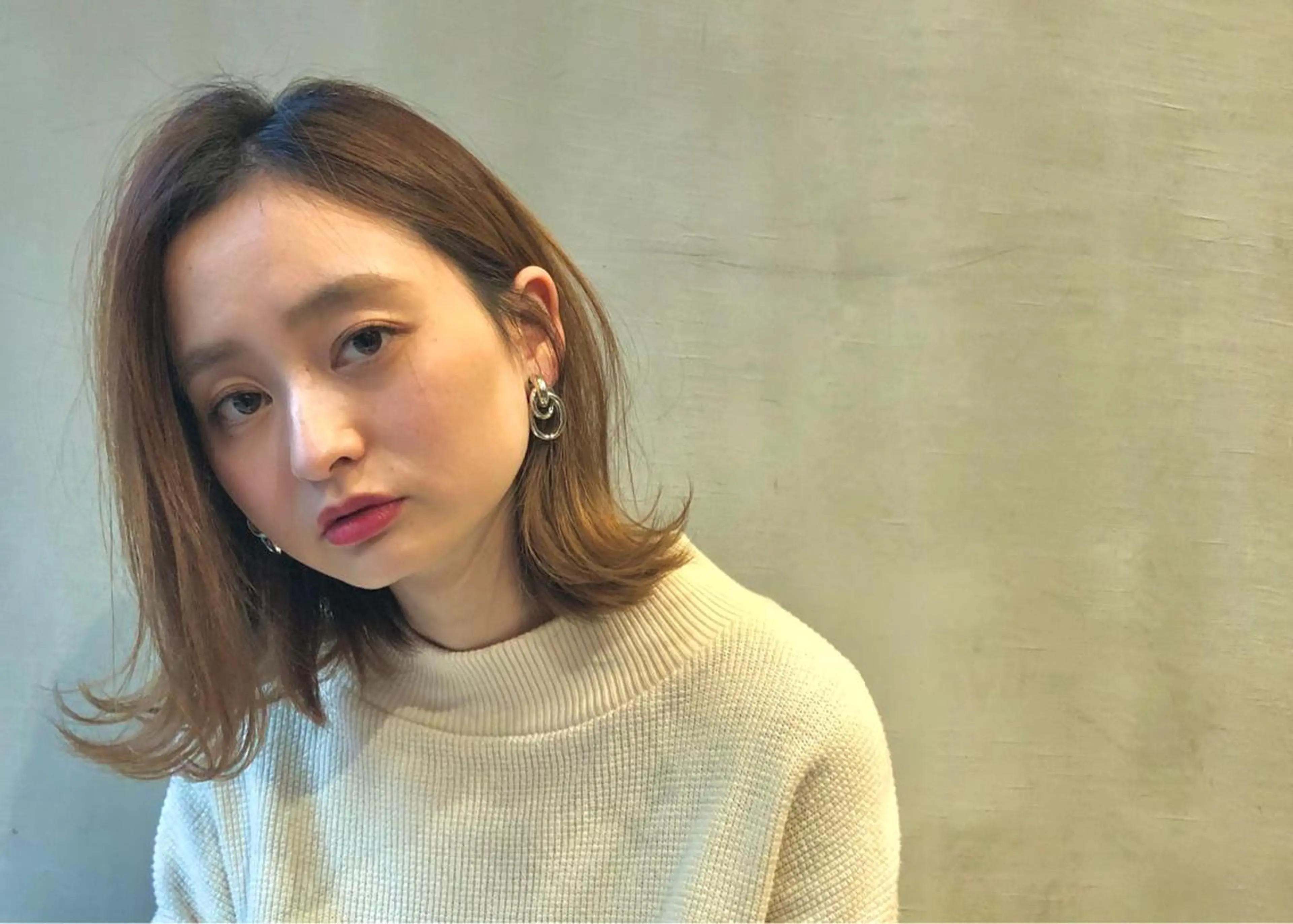 ミディアム 小林 愛花のヘアスタイル