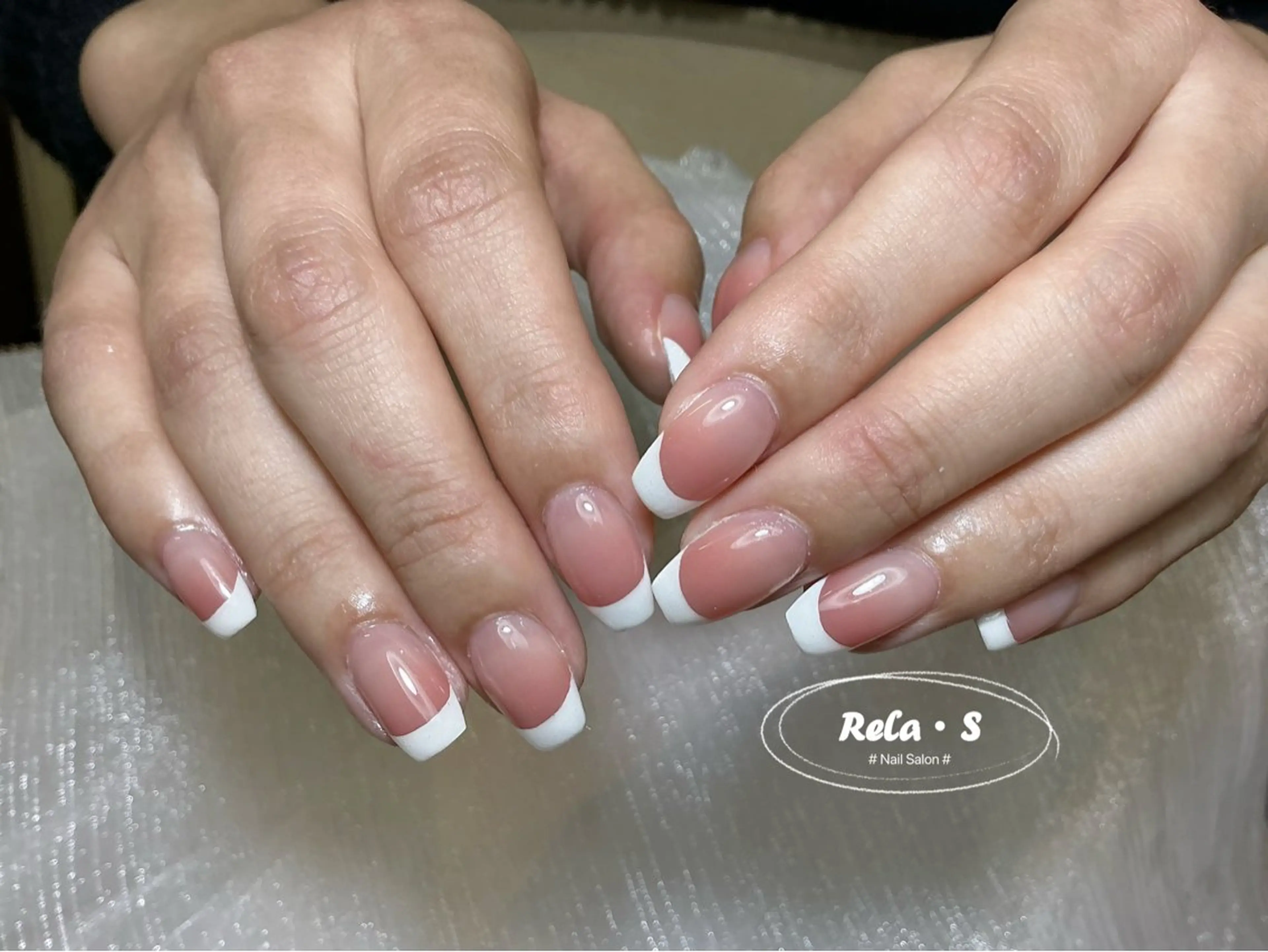 ネイル オーロラネイル 長さ出し フレンチネイル ジェルネイル ガラスフレンチ ハンドネイル Rela・S NAILのネイルデザイン