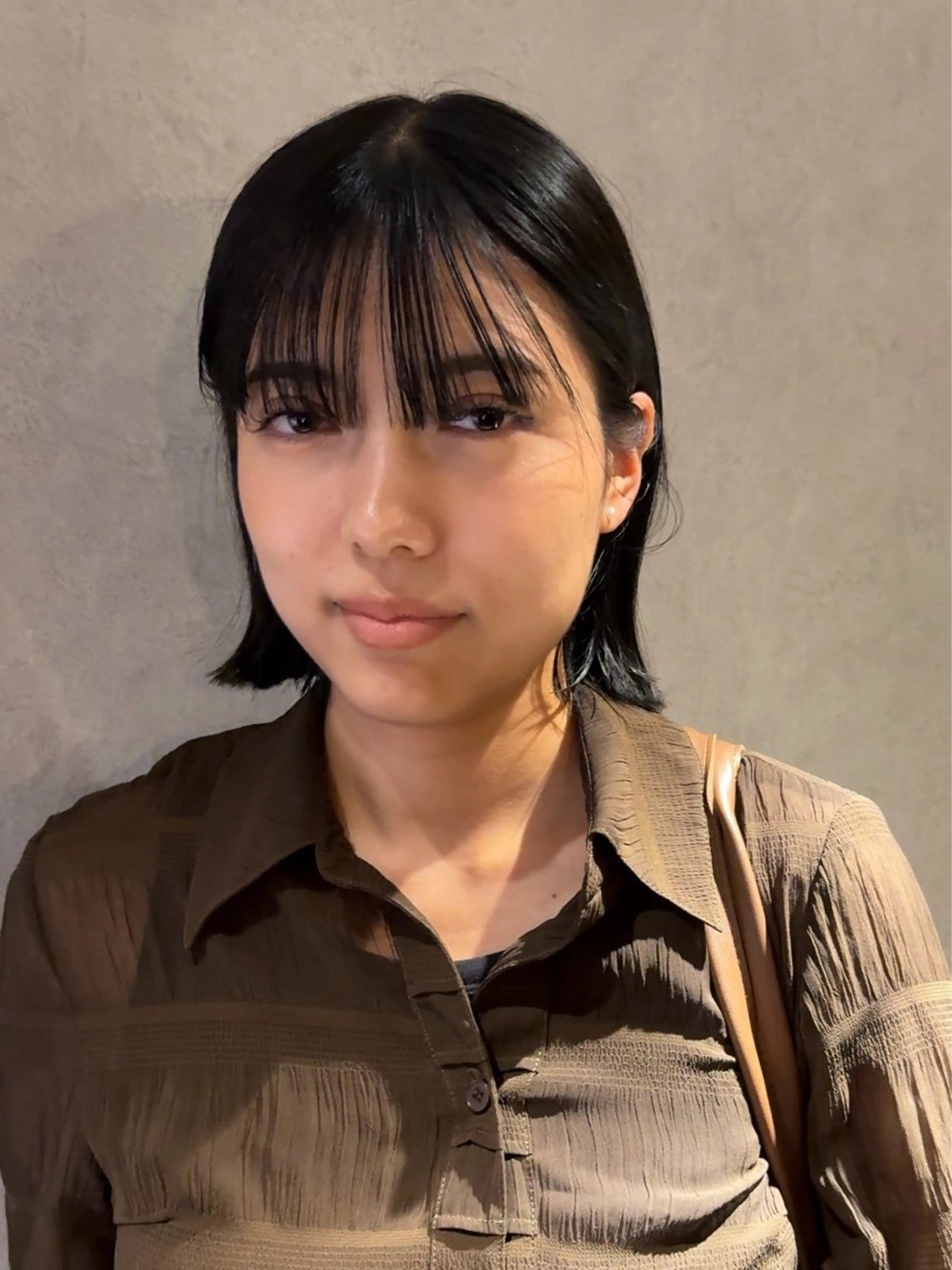 ミディアム カラー ボブ 外ハネヘア うざバング カット ヘアカラー Qin shaire salon 原宿所属・🌿パーマ/ボブ/ レイヤー/Mikiのヘアスタイル