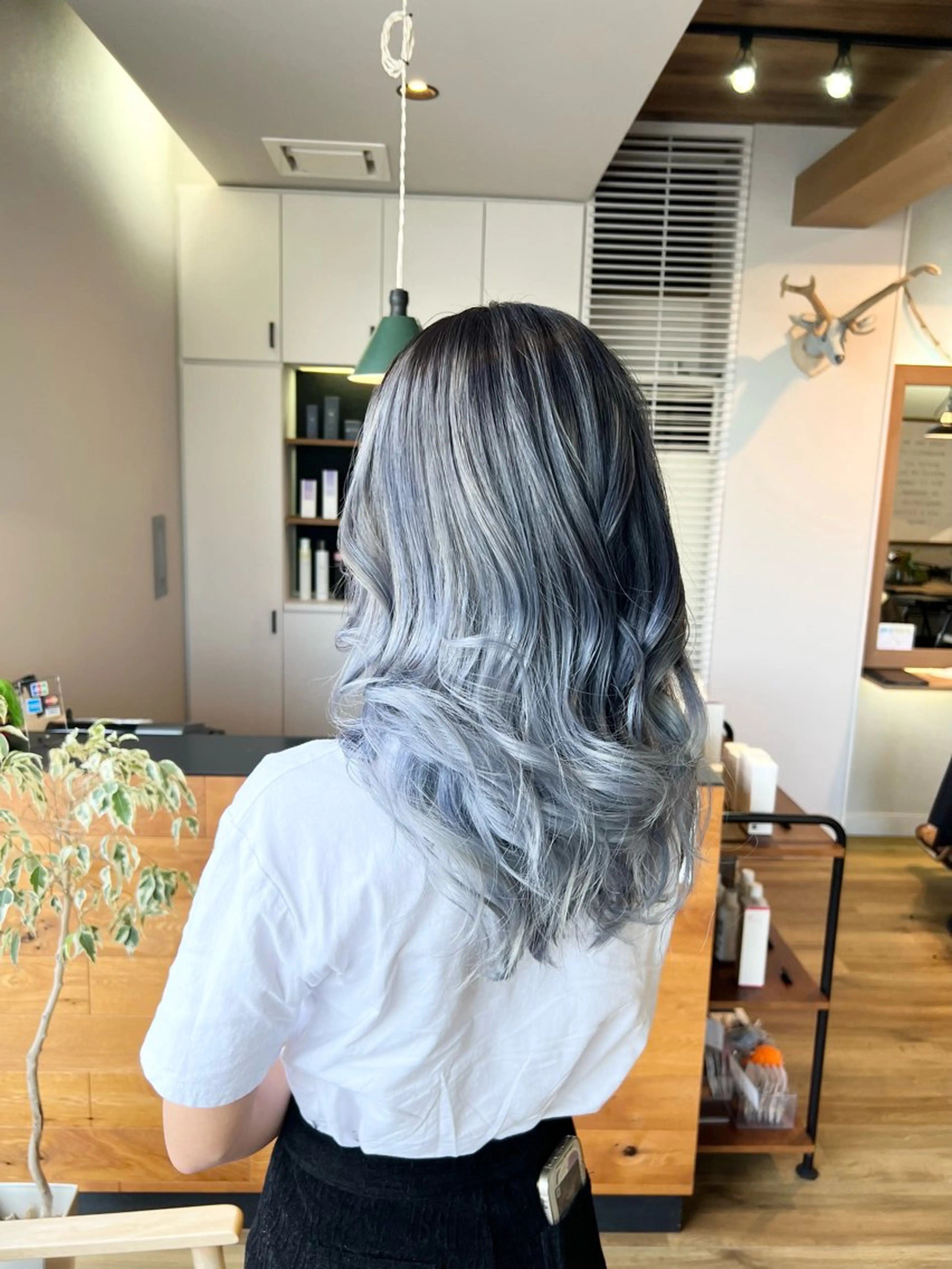 ロング カラー ブリーチ グラデーションカラー シルバー ホワイトシルバー ヘアカラー トリートメント 堀 望美のヘアスタイル