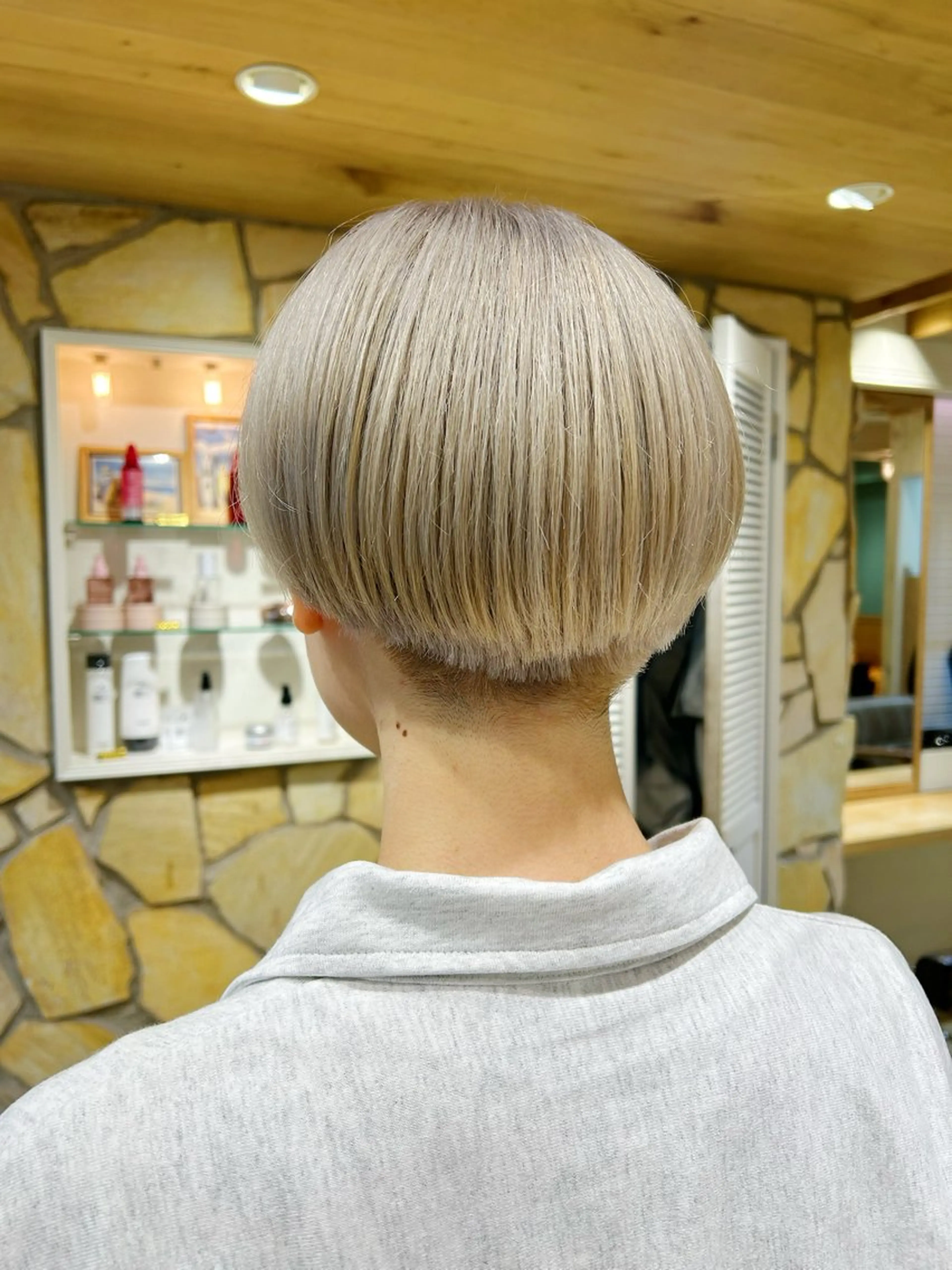 ショート カラー ベージュカラー ホワイトベージュ カット ヘアカラー kawabe maikoのヘアスタイル