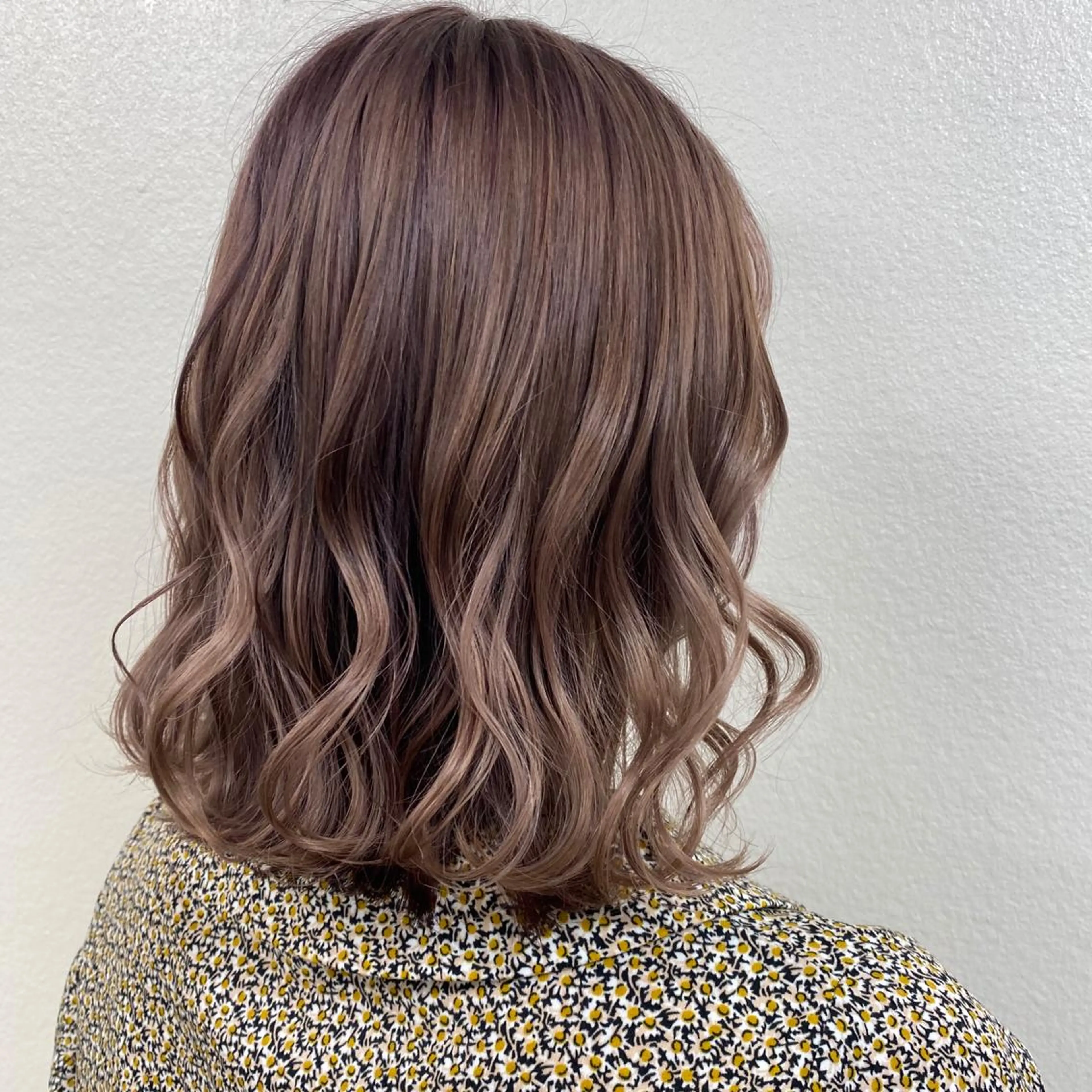 ミディアム カラー ヘアアレンジ ネイル マツエク・マツパ ベージュカラー 透明感カラー ハイトーンカラー ミルクティーベージュ EMANON池袋3rd所属・ナチュラル艶髪 なおき｜池袋美容師のヘアスタイル