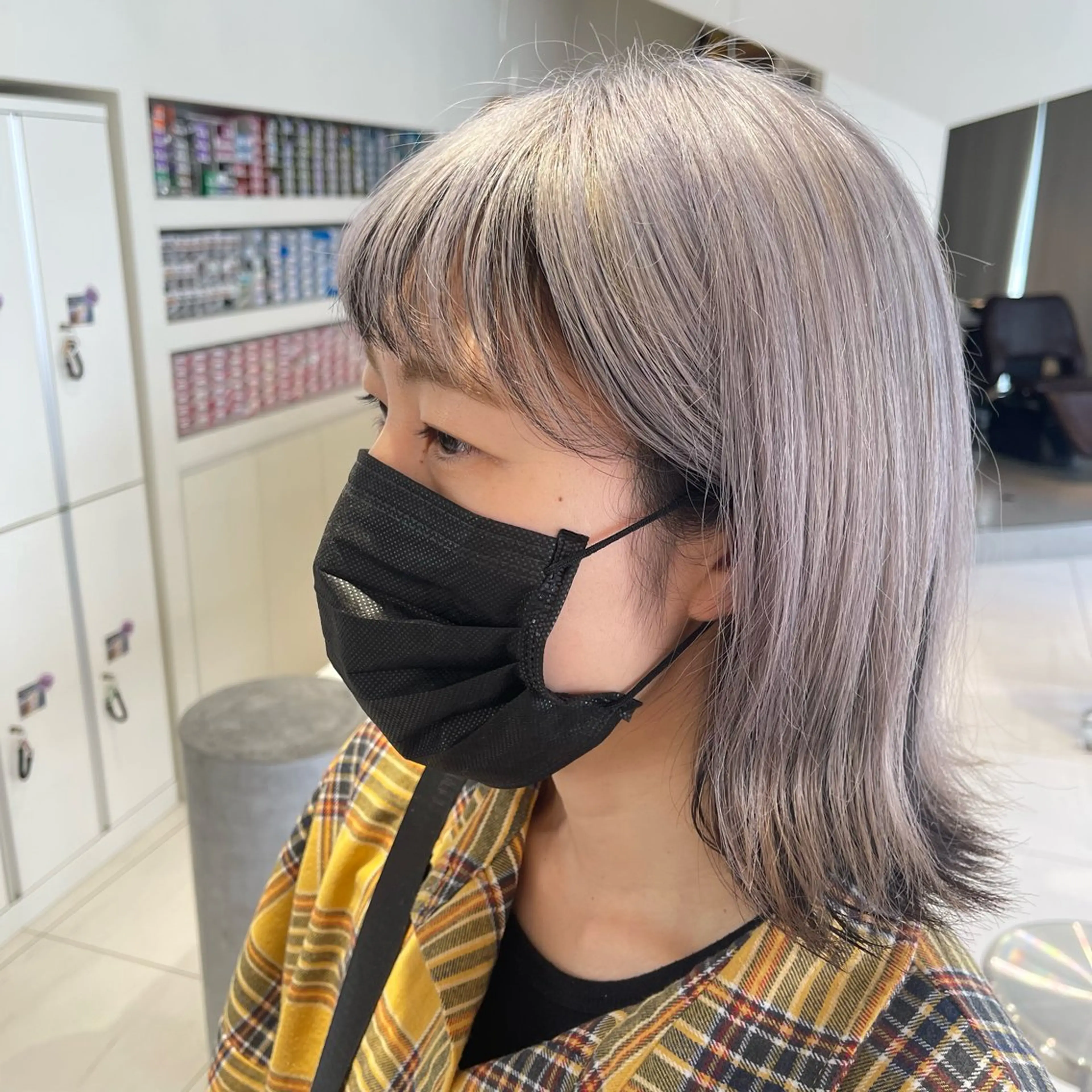 ミディアム カラー 透明感カラー シルバー ホワイトシルバー 由比藤理子 ブリーチカラー🌈のヘアスタイル