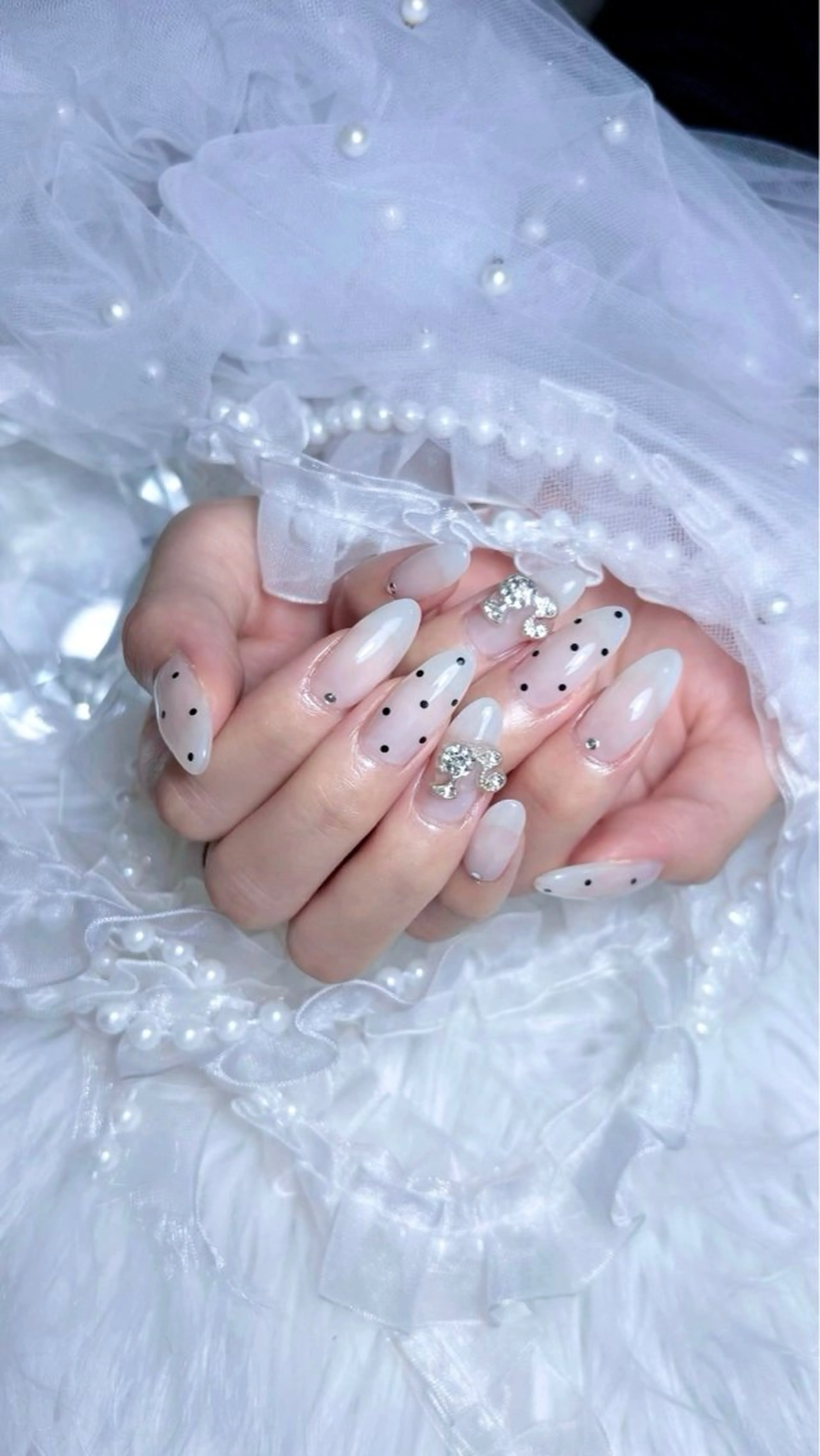 ネイル ドット ガーリー シンプルネイル ハンドネイル 𝑬𝑹𝑰𝑲𝑨 𓂃🎀𓈒𓏸のネイルデザイン