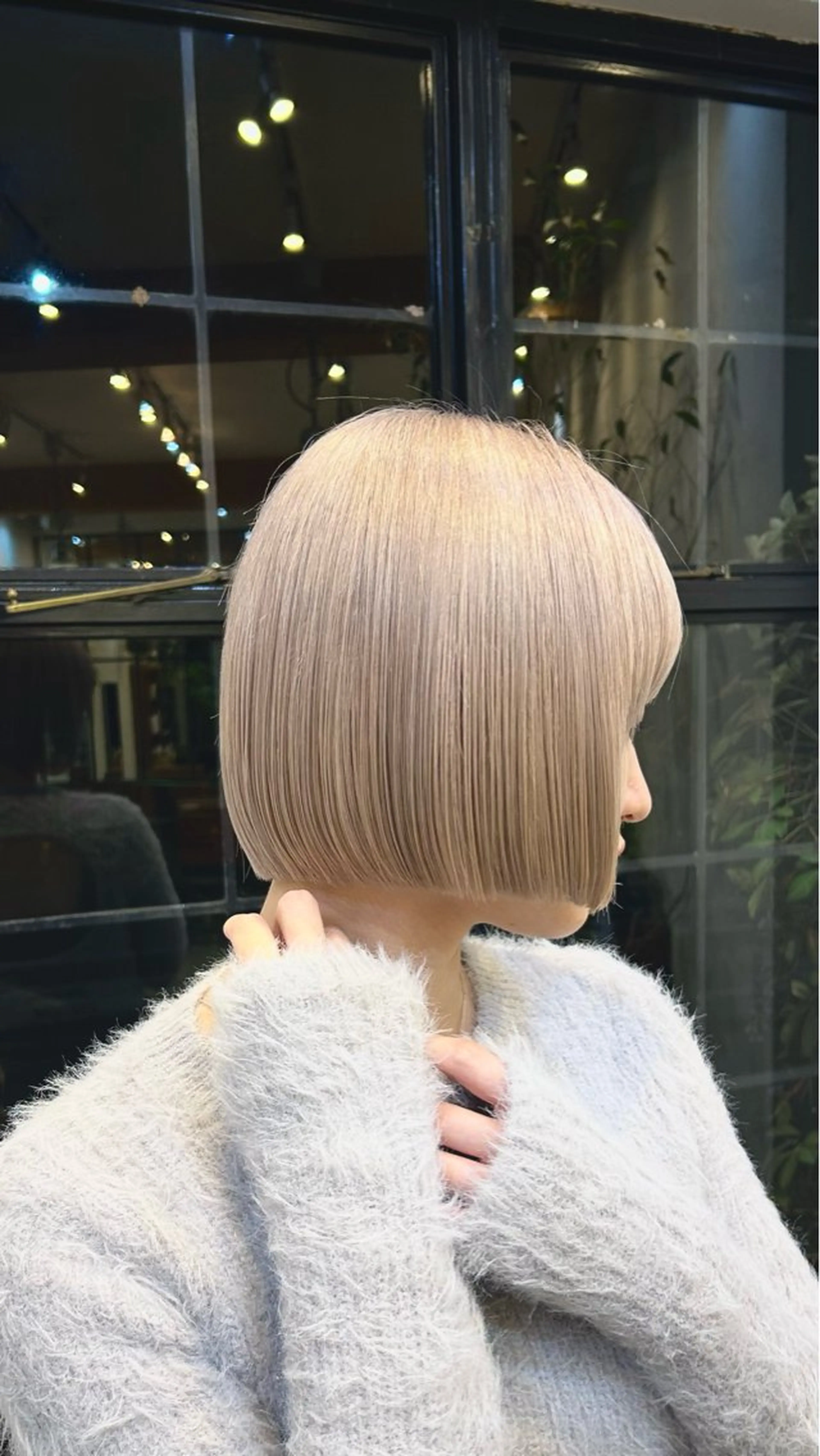 ミディアム カラー ベージュカラー ホワイトベージュ 松尾海奈 /ショートカットのヘアスタイル