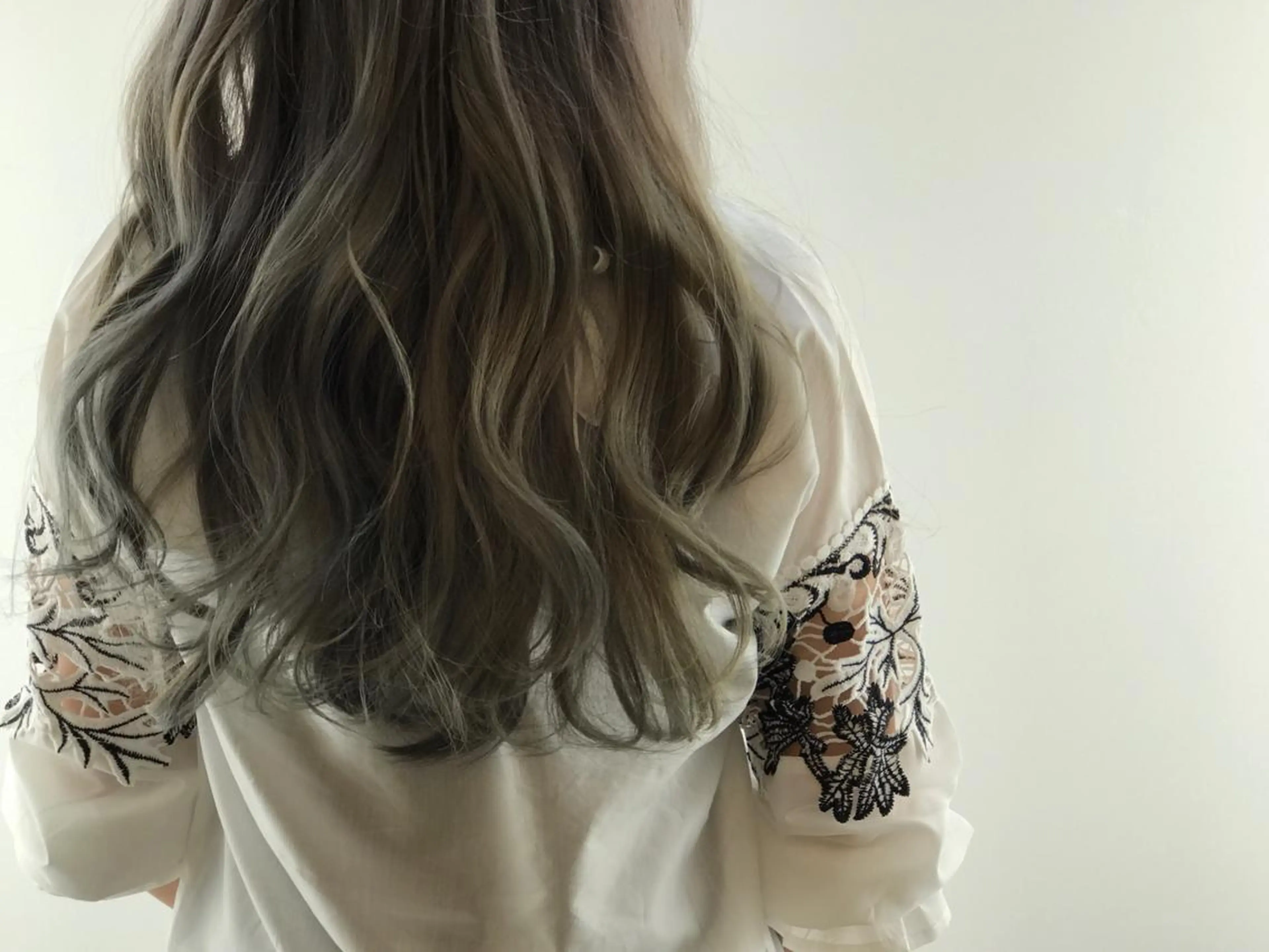 ロング カラー ブリーチ グレージュ ハイトーンカラー Strawberry所属・原田 志保のヘアスタイル