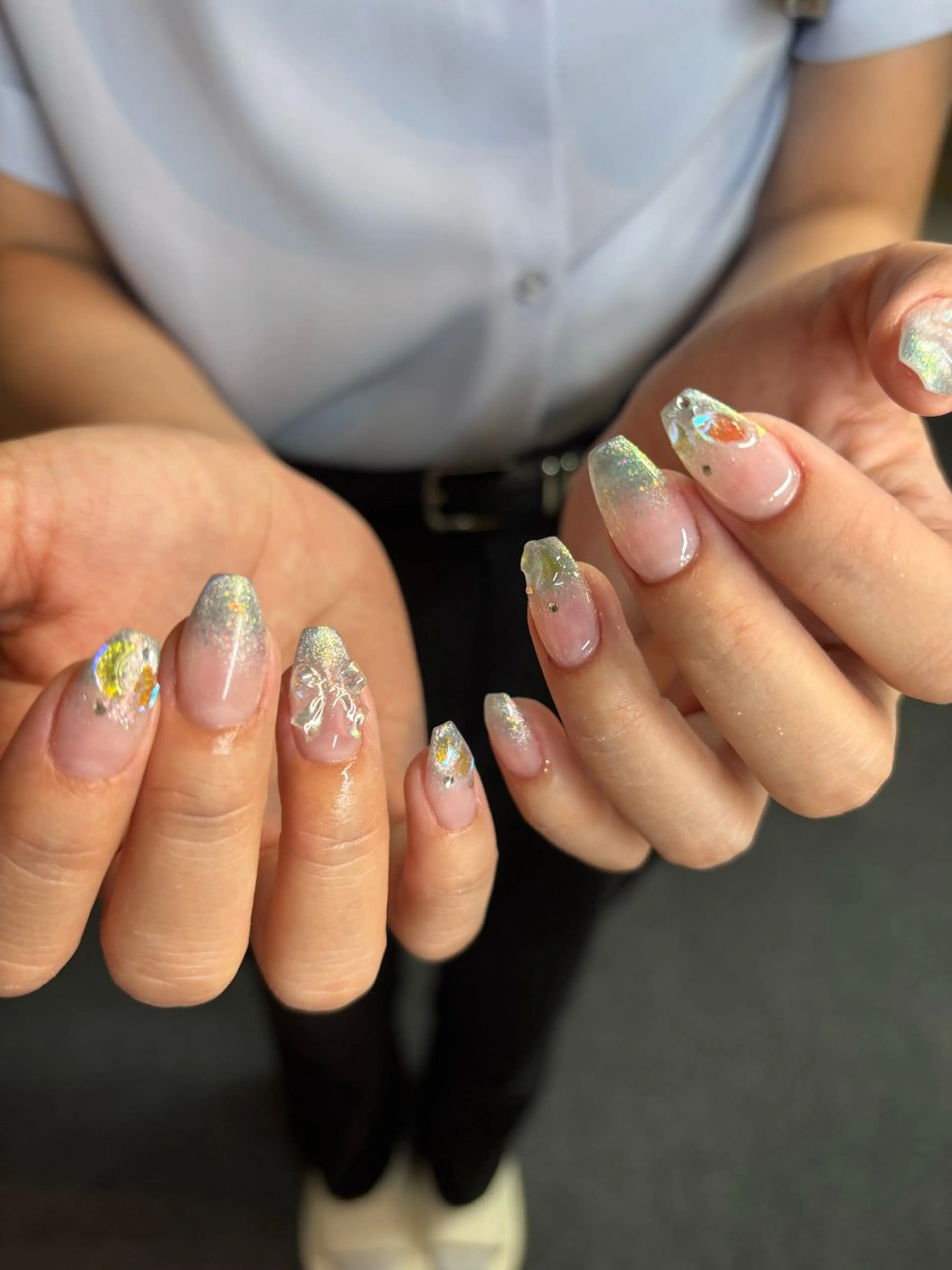 ネイル グラデーション グリーン キラキラネイル マグネットネイル 持ち込み ハンドネイル ハンドケア 🎀NAIL🎀 AI🪄︎︎◝✩のネイルデザイン