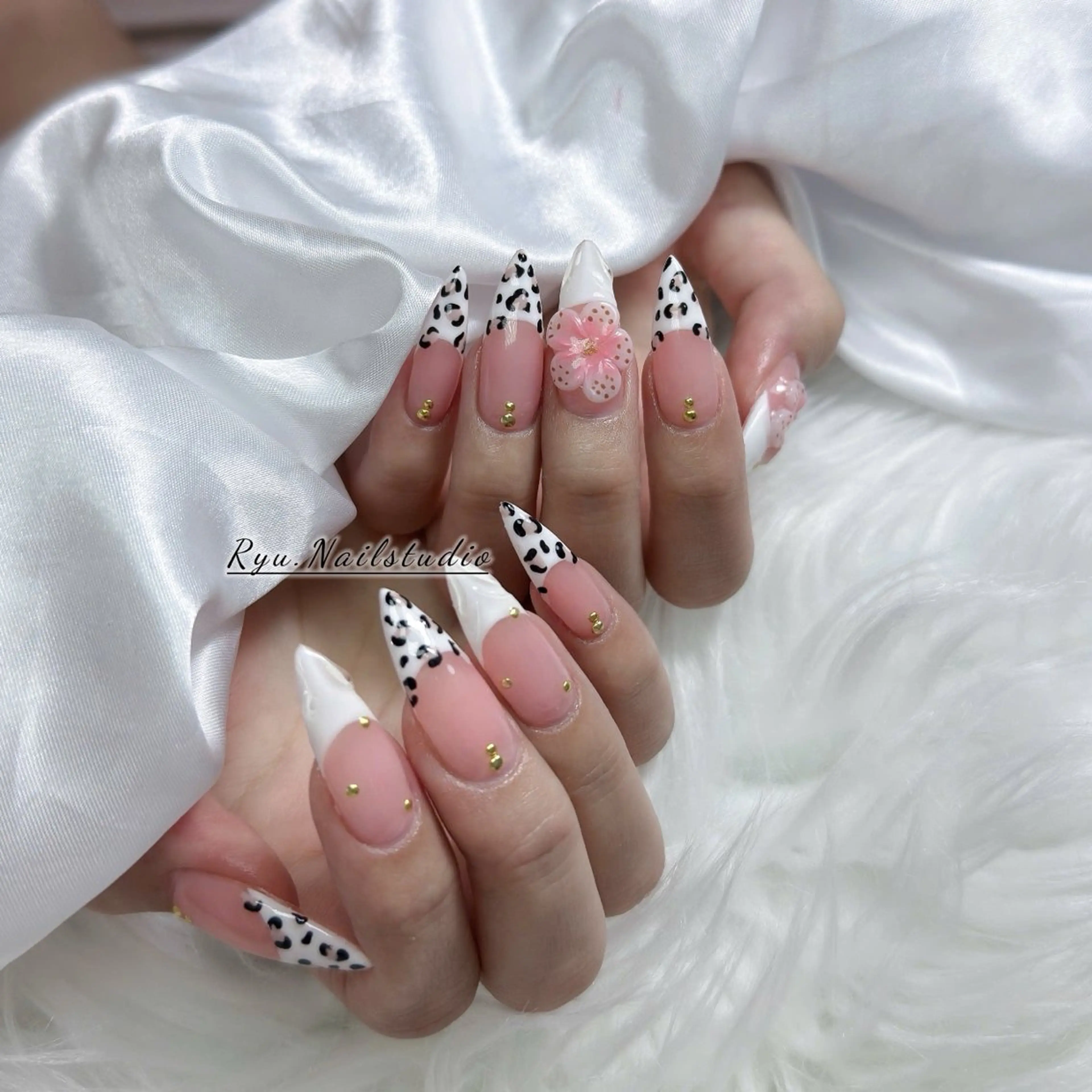 ネイル アートネイル フラワーネイル フレンチネイル ジェルネイル グラデーション ハンドネイル Ryunail所属・Ryu Nail NekoChanのネイルデザイン