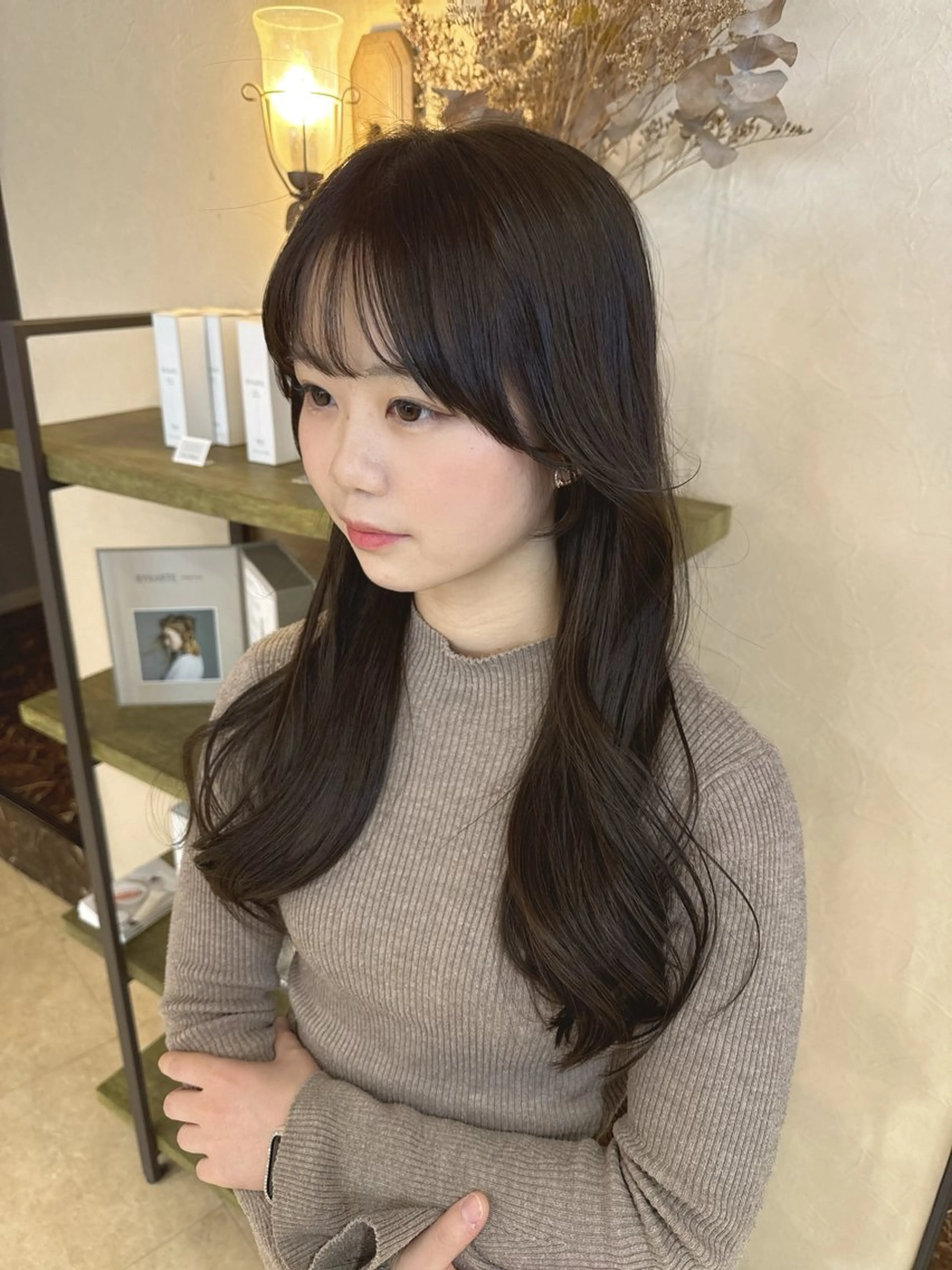 ロング カラー グレージュ オリーブグレージュ オリーブグレー レイヤーカット ロング カット ヘアカラー Reginavita栄店 【レジナヴィータ】所属・鈴木 二依奈のヘアスタイル
