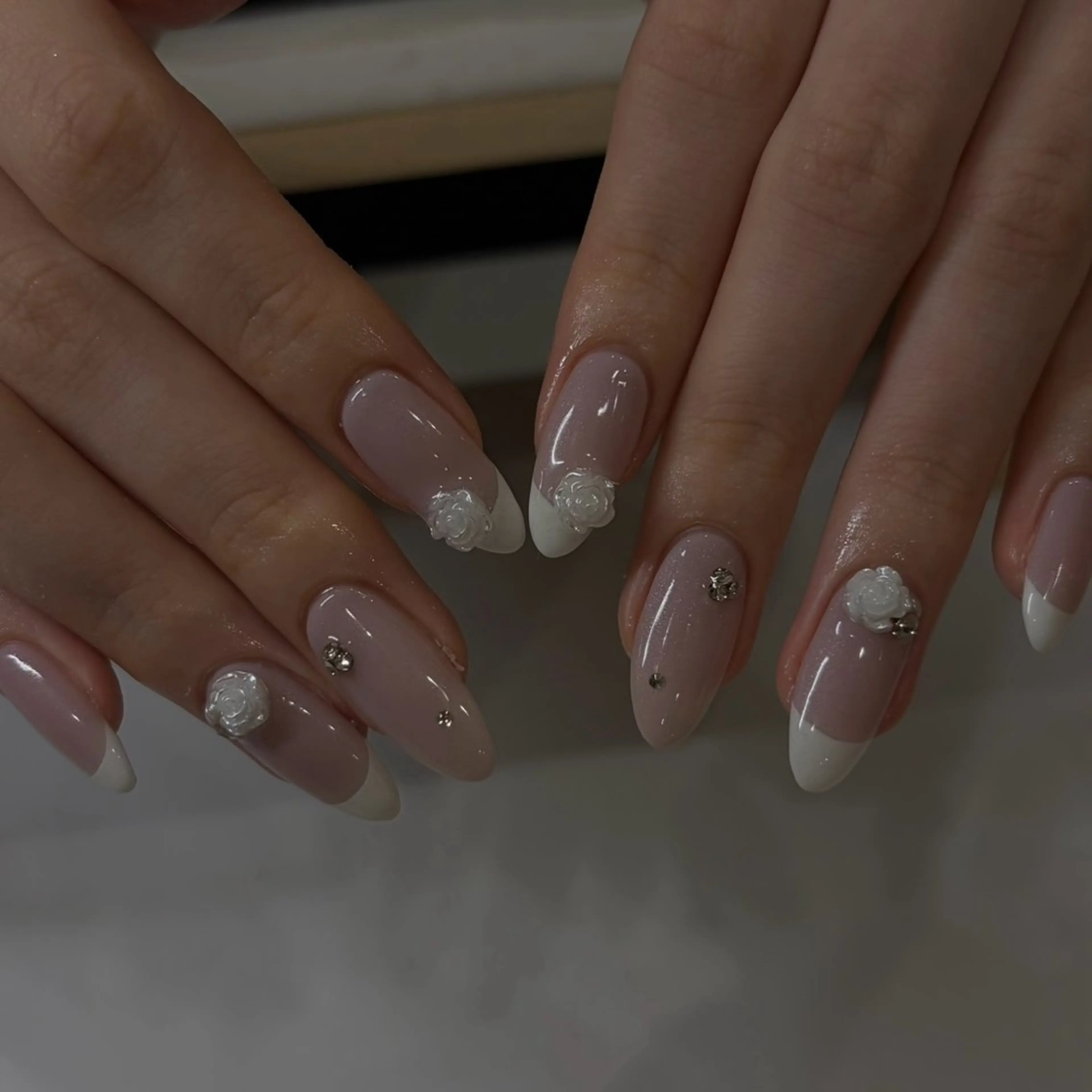 ネイル ハンドネイル 𝑟𝑖𝑠𝑎 🕯‎🤍のネイルデザイン