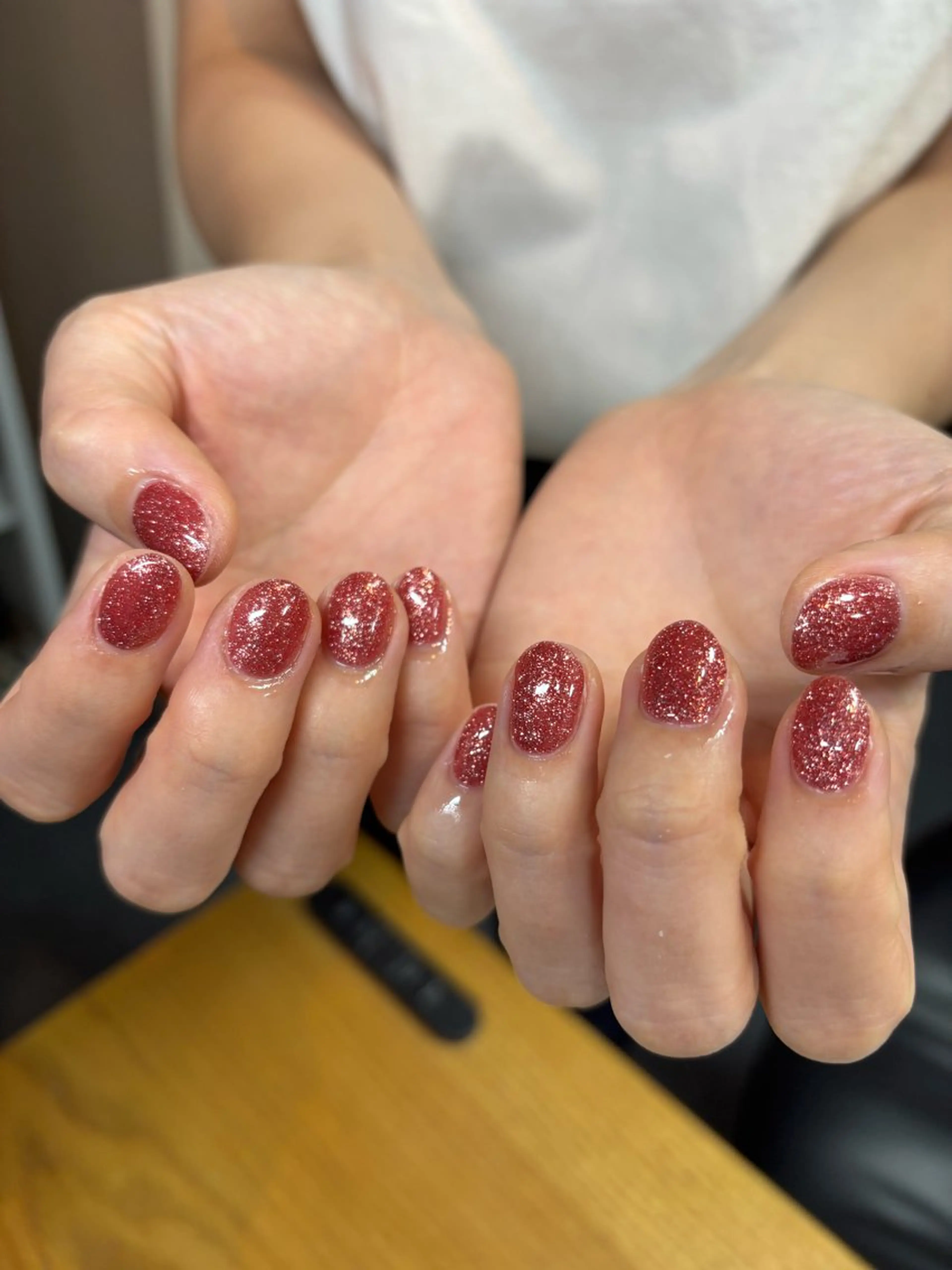 ネイル フラッシュネイル キラキラネイル ラメ(グリッター) ワンカラーネイル 赤色 ハンドネイル ハンドケア 🎀NAIL🎀 AI🪄︎︎◝✩のネイルデザイン